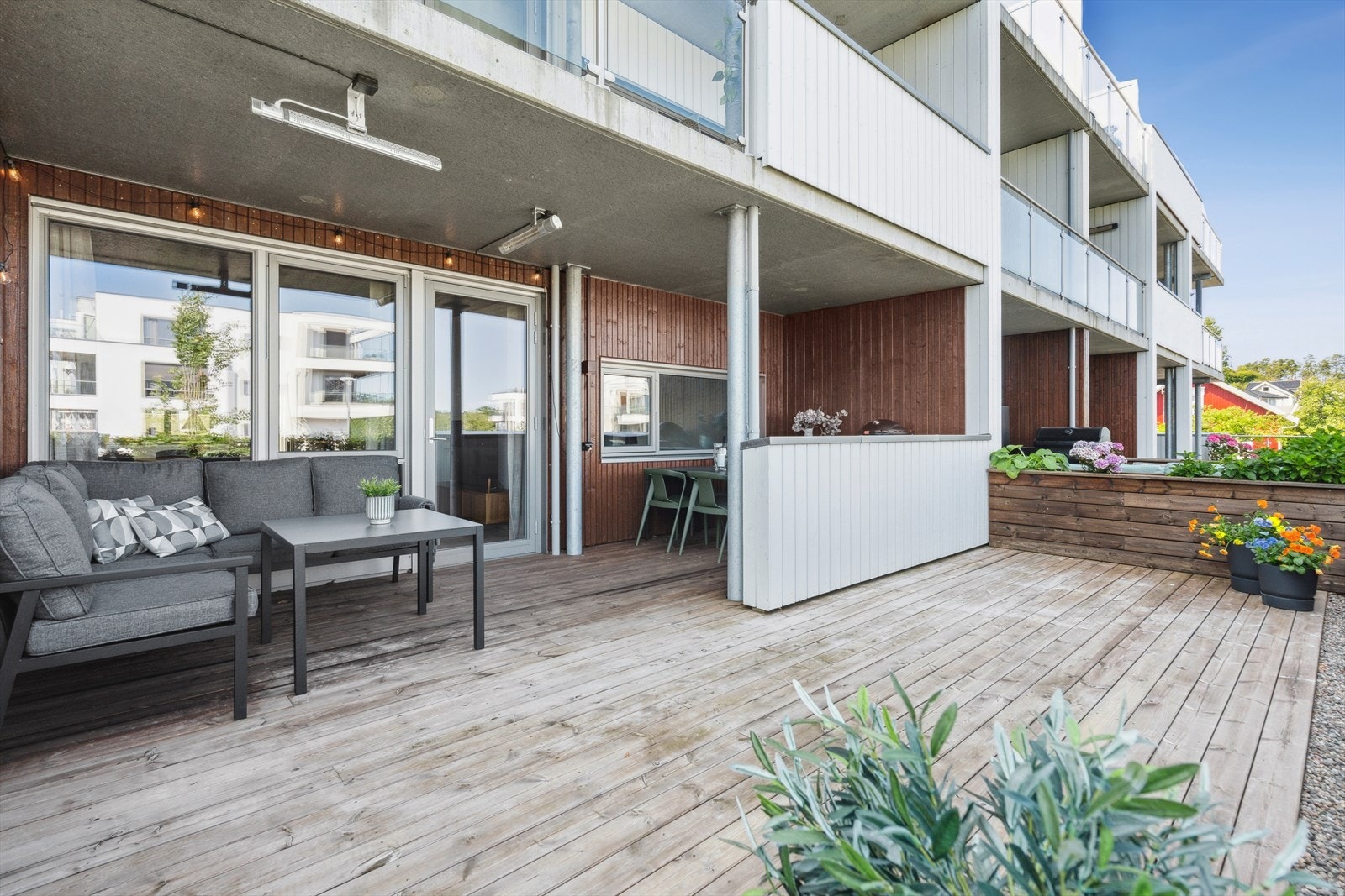 Fra stuen er det utgang til en herlig uteplass/terrasse på hele 33 kvm. Galleribilde