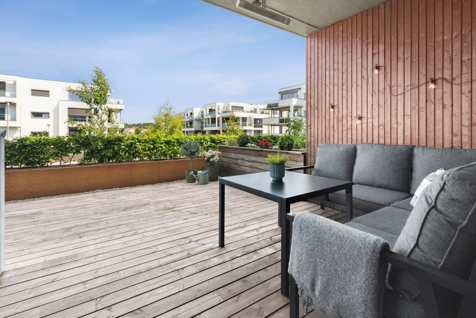 Det er god plass til både sittegruppe, spiseplass og grill. Galleribilde