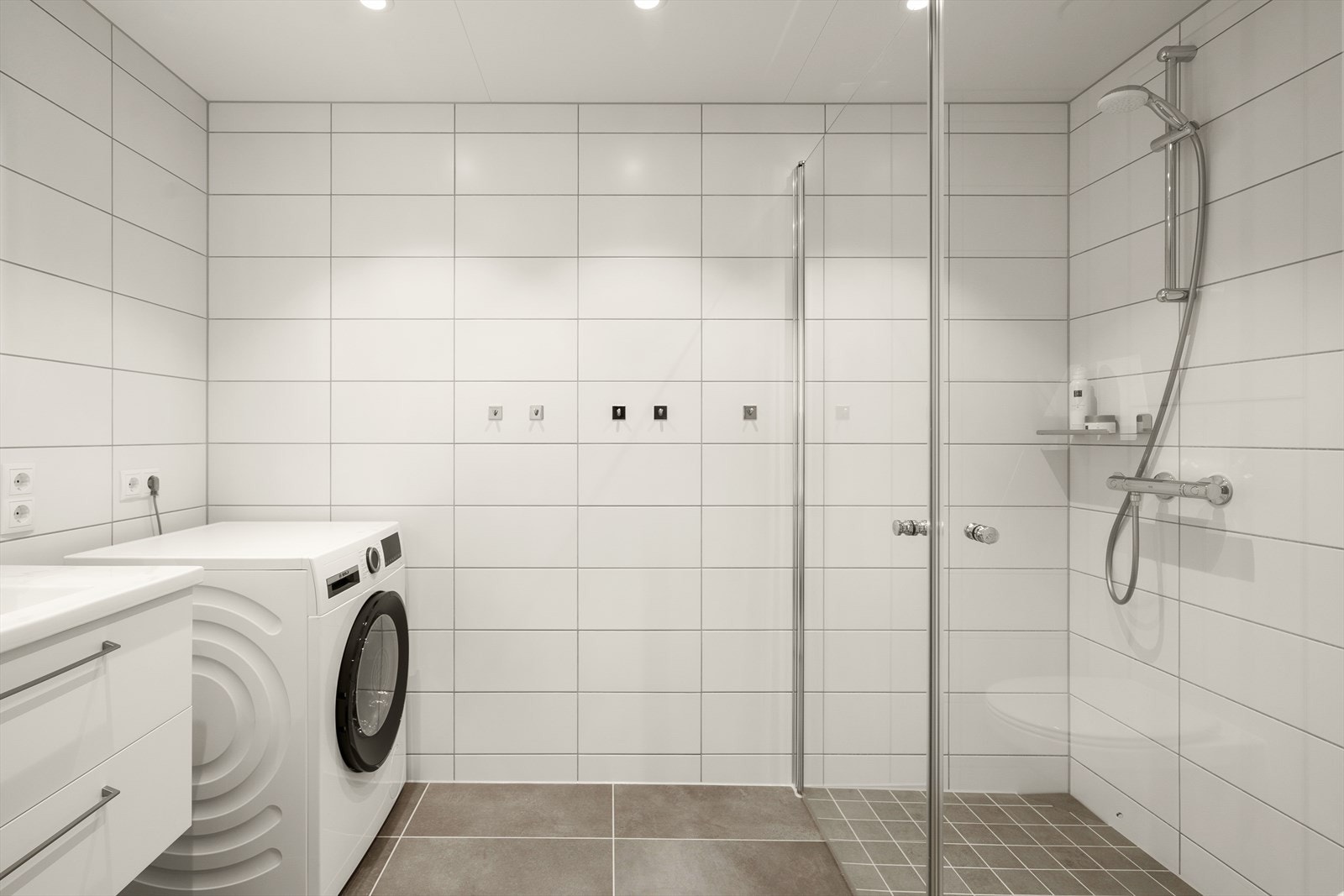 Bad nummer to / gjestebad med opplegg til vaskemaskin. Galleribilde