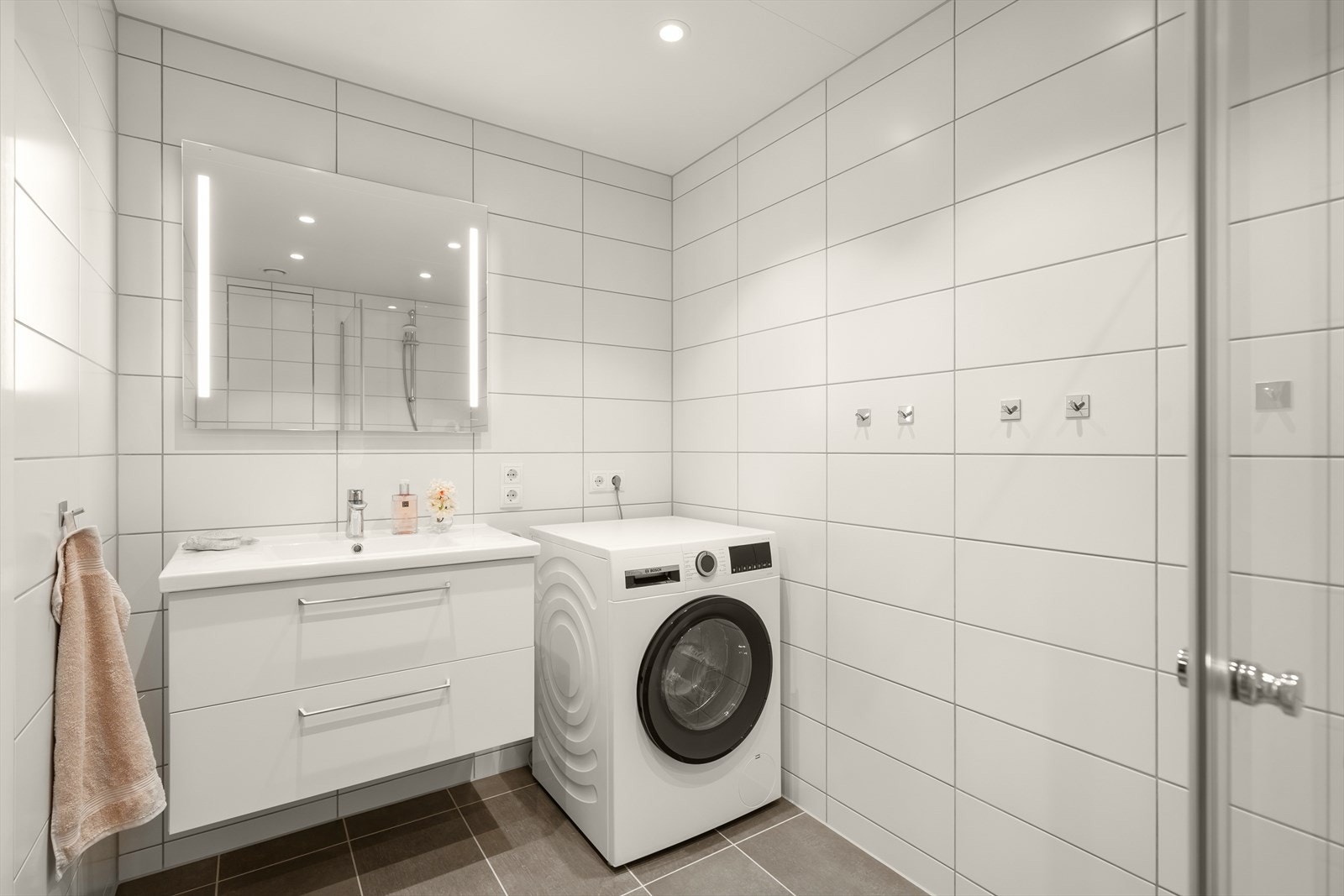 Begge badene er stilrene og pene, med detaljer i sølv, varmekabler i gulvet og spotter i himling. Galleribilde