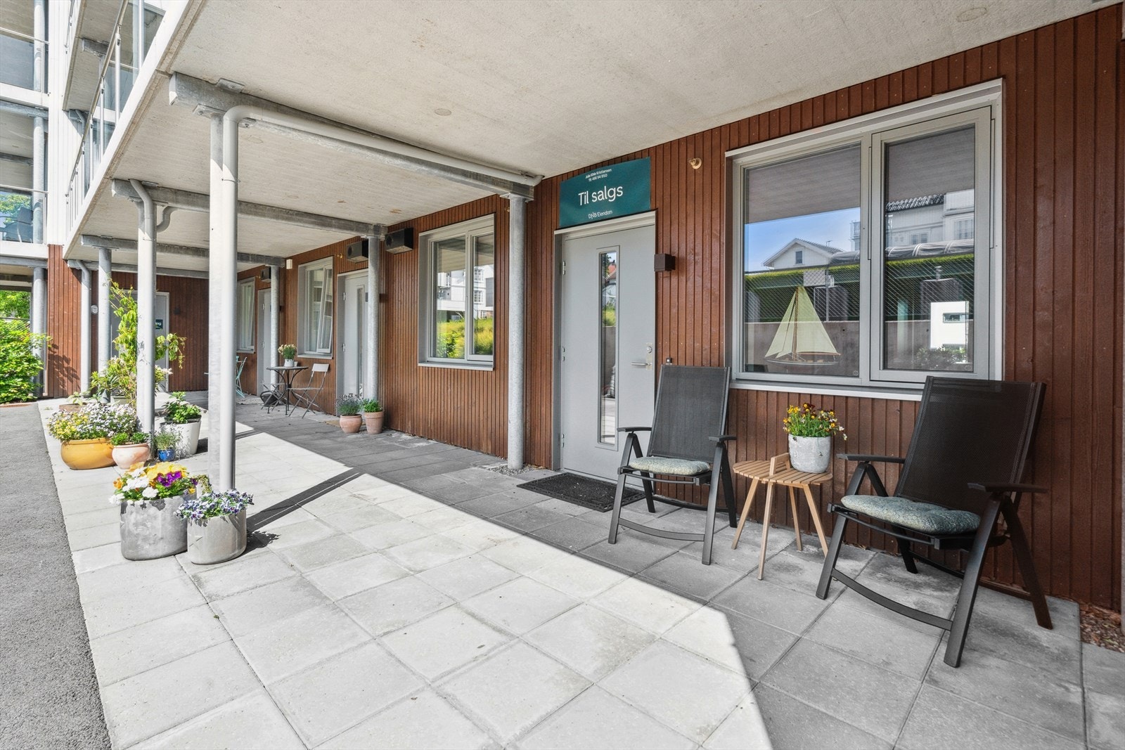 Velkommen! Det er plass til cafésett ved inngangspartiet. Galleribilde