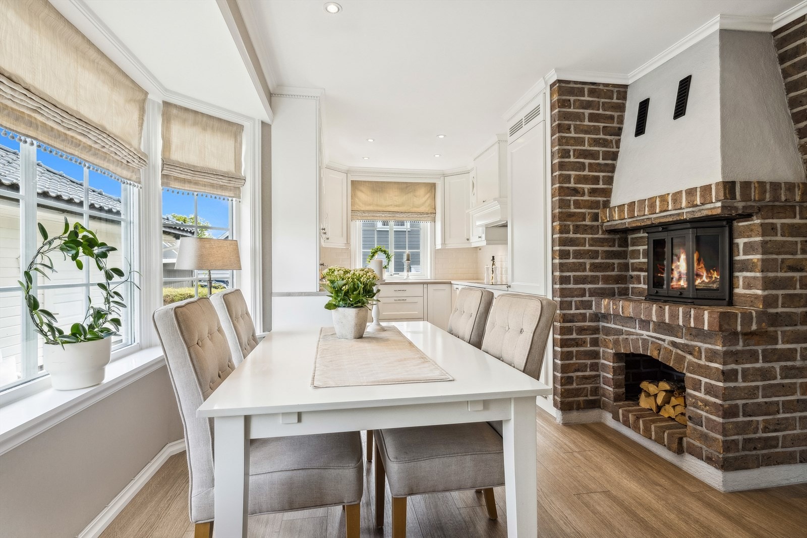 Kjøkkenet har god spiseplass og flott grue med innsats. Galleribilde