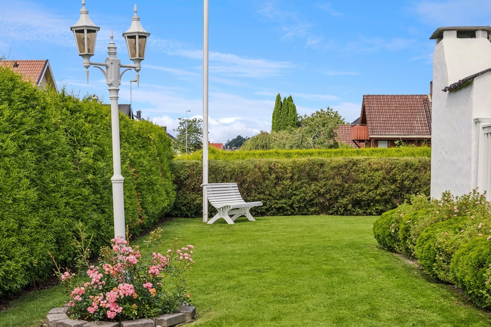 Pent opparbeidet hage med hekk for et skjermet og privat uteliv Galleribilde