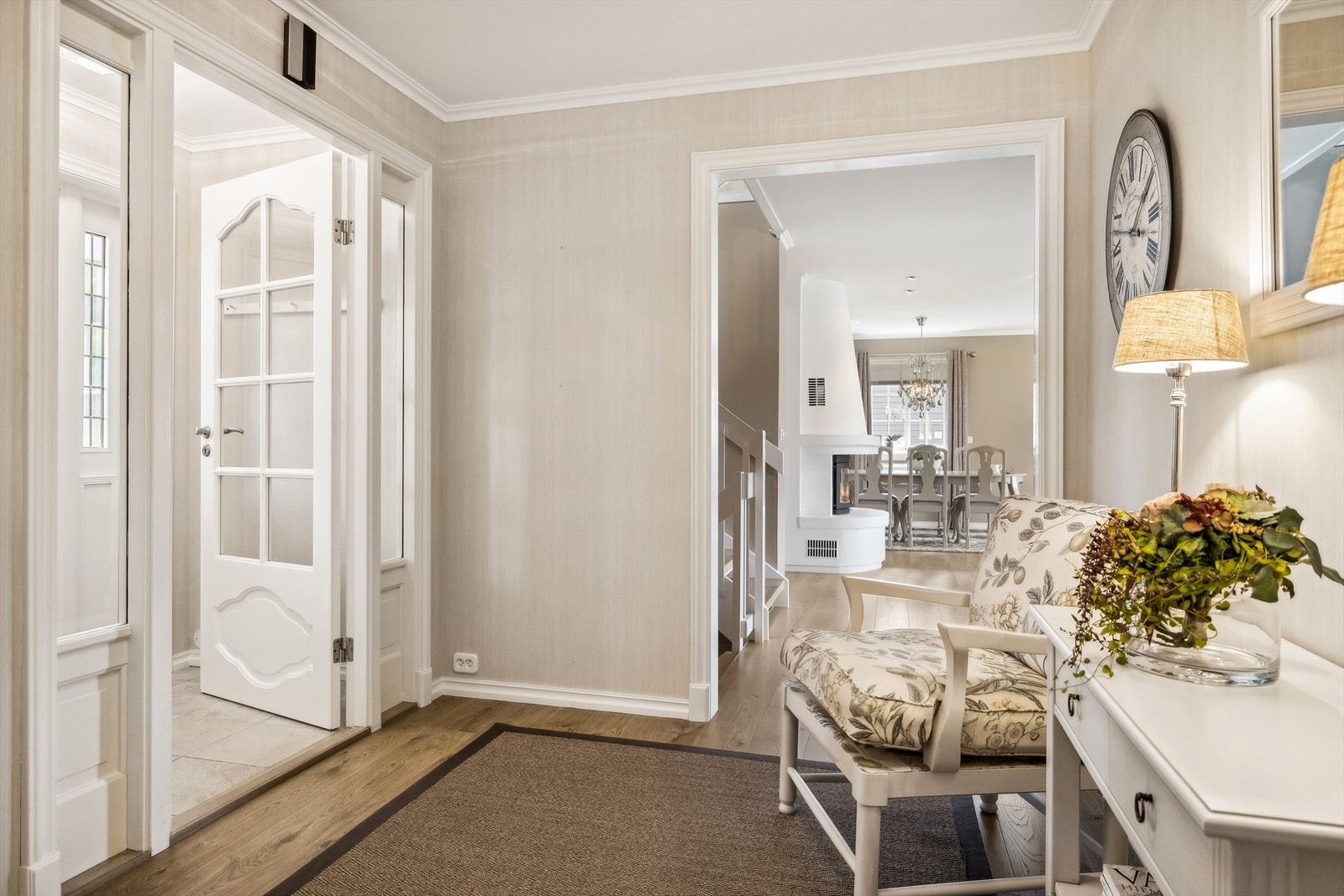 Boligen har en vindfang med gjestetoalett og praktisk hall med åpning mot stue og dør til soveromsgang. Galleribilde