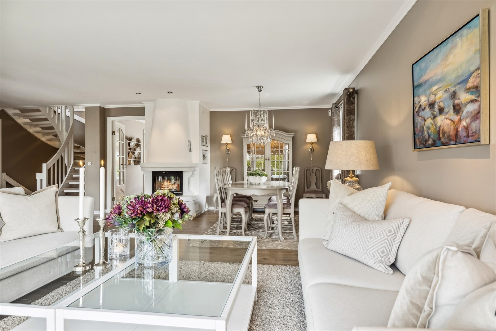 Boligen har en fantastisk stor stue/spisestue i første etasje med peis med innsats Galleribilde