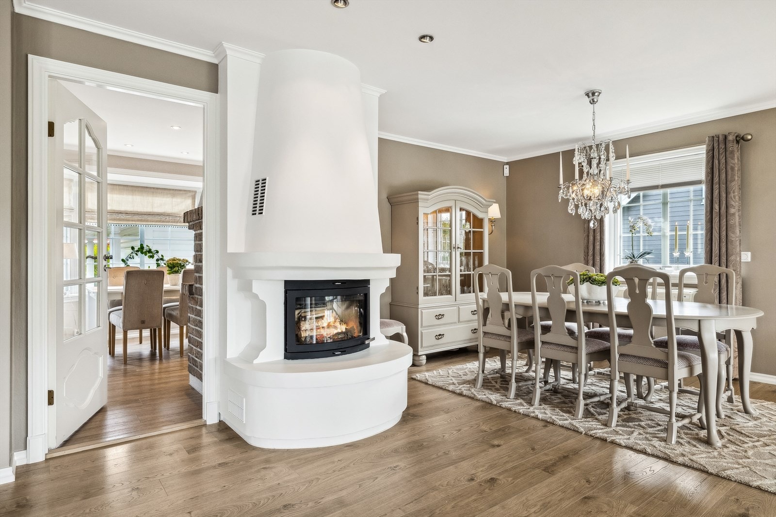 I stue er det peis med nyere innsats Galleribilde