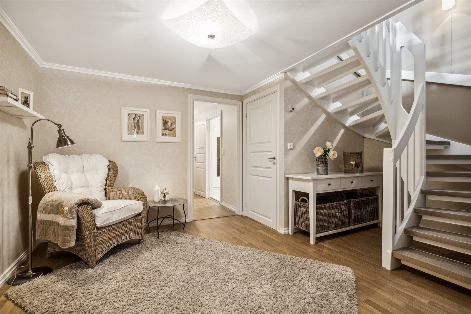 Trappegang i kjelleretasjen med dør til gjestetoalett Galleribilde