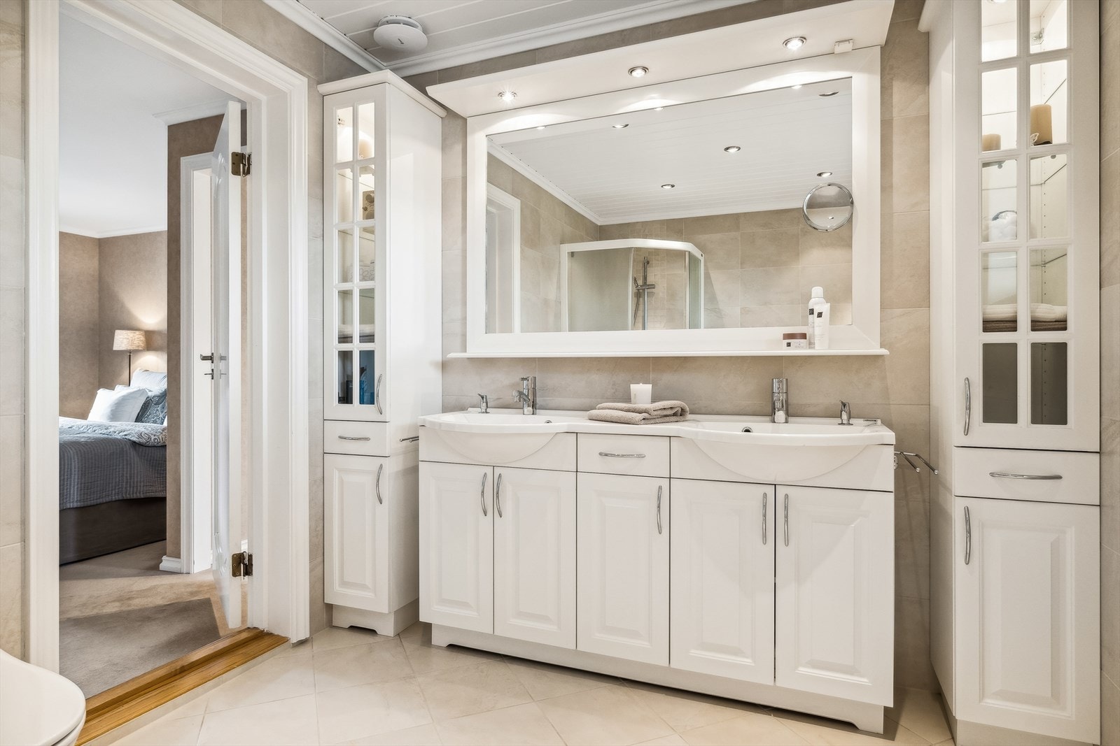 Stort speil og spotter i taket gjør dette til et funksjonelt og flott bad. Galleribilde