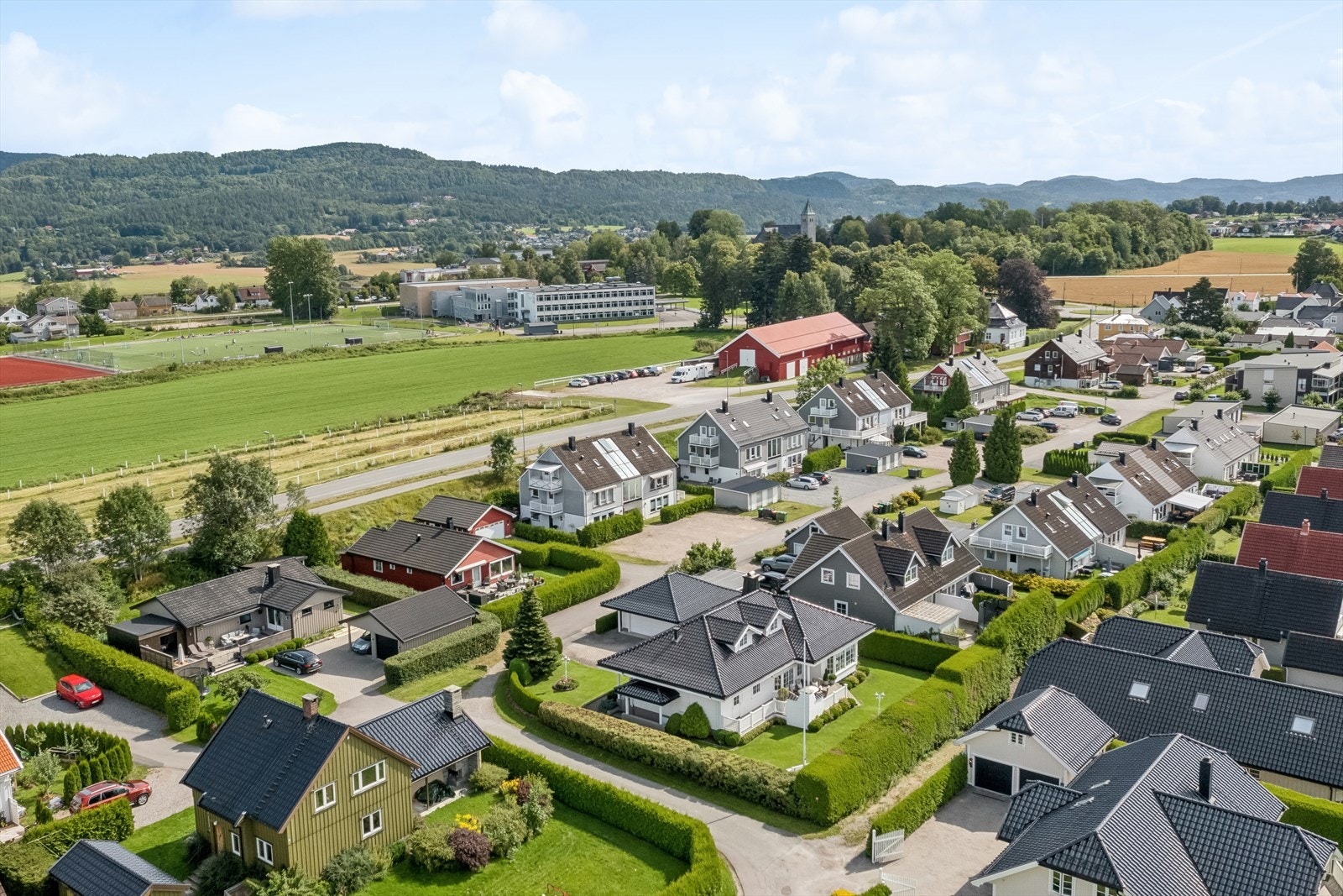 Fra boligen er det få minutters gange til Gjerpen barne- og ungdomsskole. Gjerpen Idrettslag sitt flotte anlegg rett ved Galleribilde