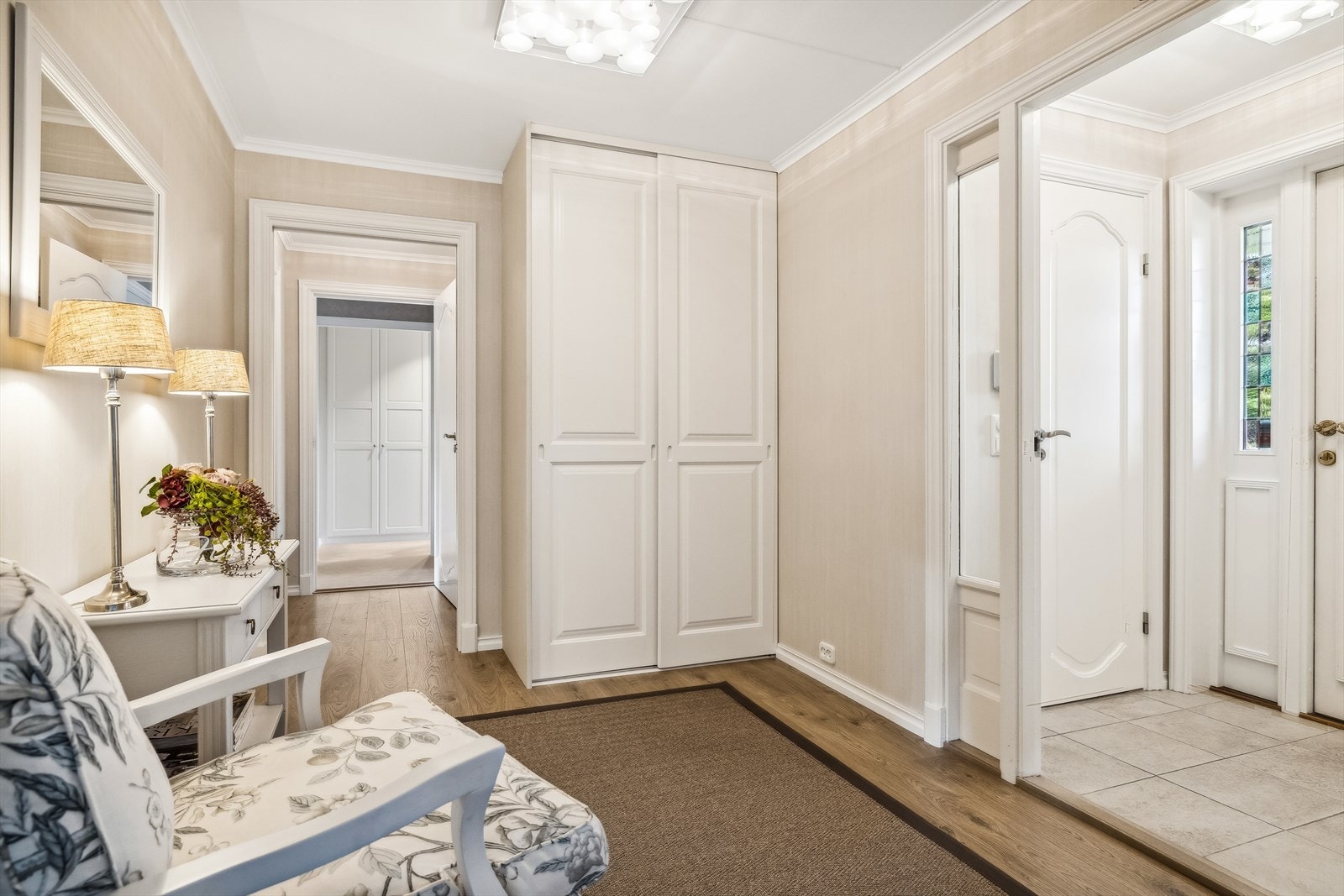 Hall av god størrelse med skyvedørsgarderobe og plass til møblement Galleribilde