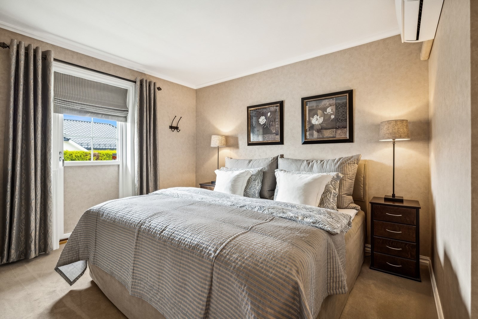 Hovedsoverom i 1.etasje med utgang til terrasse og egen enhet med varmepumpe på vegg Galleribilde