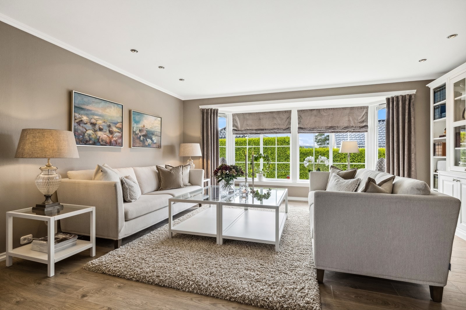 DNB eiendom v/ Kristin Hyni Bakken har gleden av å presentere Risingjordet 45!
Svært godt med plass for møbler etter ønske. Spotter i tak og gode store vindusflater Galleribilde