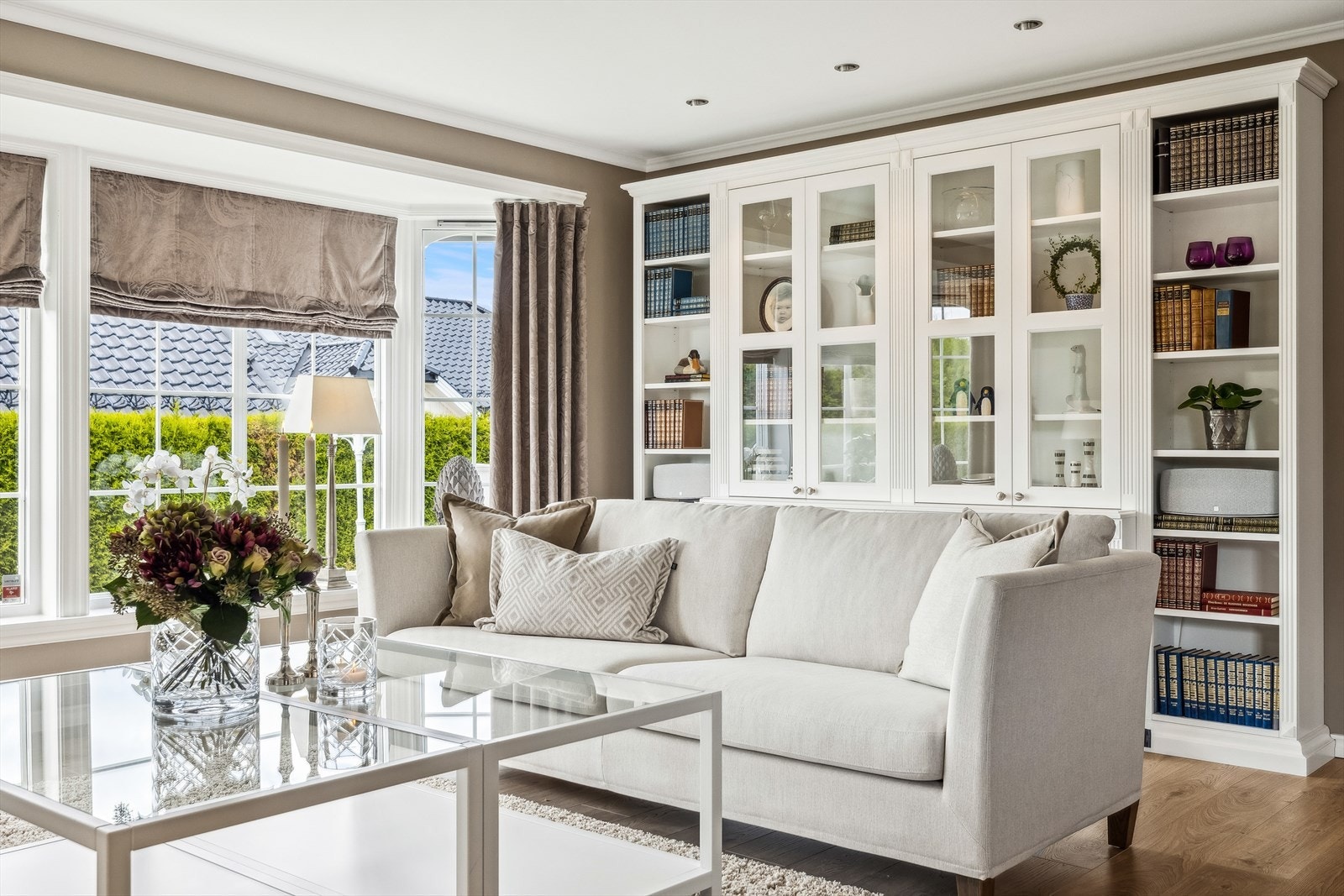 Stuer, kjøkken og hall har pene laminatgulv nytt fra 2019. Galleribilde