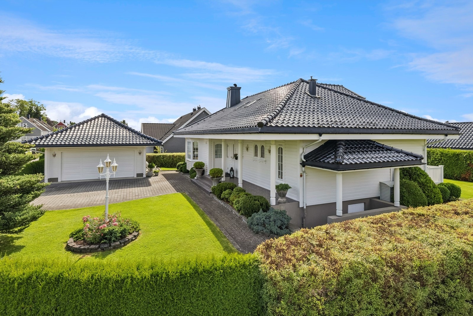 Innholdsrik bolig med dobbelgarasje og pent opparbeidet hage Galleribilde