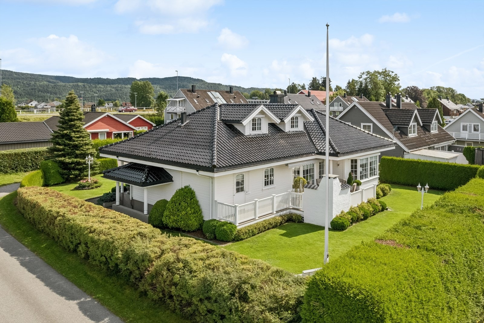 Boligen ligger i et veletablert og populært område med nærhet til skoler/barnehager. Galleribilde