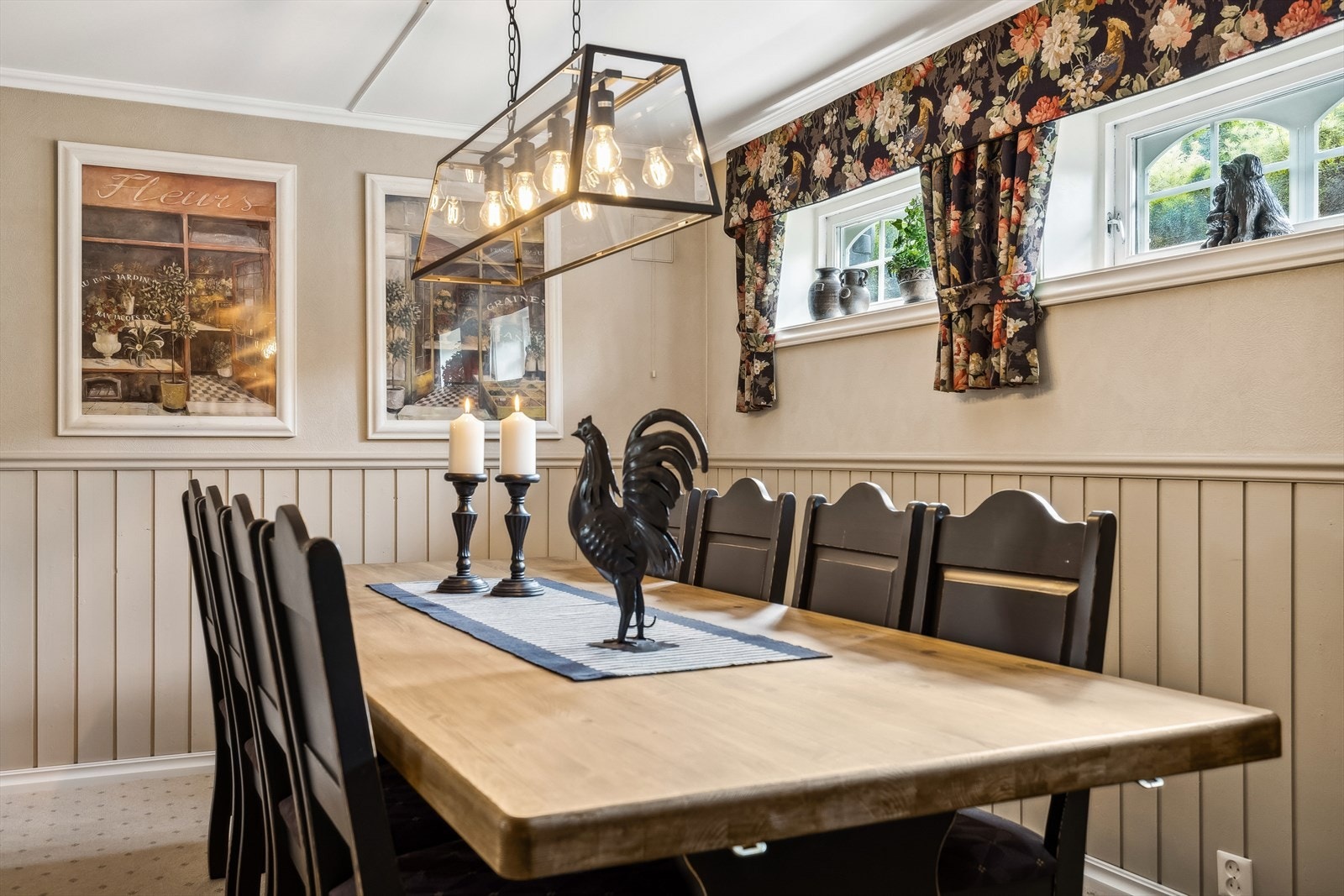 Deler av kjellerstue innredet med spisebord i dag. Mange møbleringsmuligheter her! Galleribilde