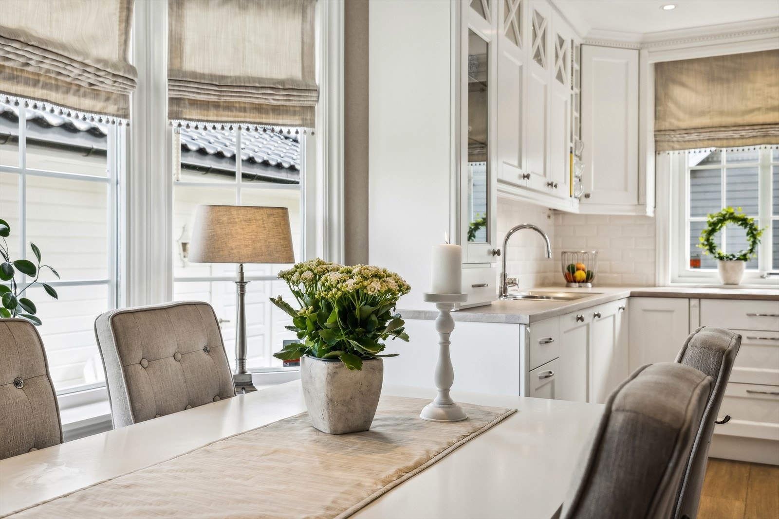 Store vindusflater også på kjøkken som gir godt med naturlig lys. Galleribilde