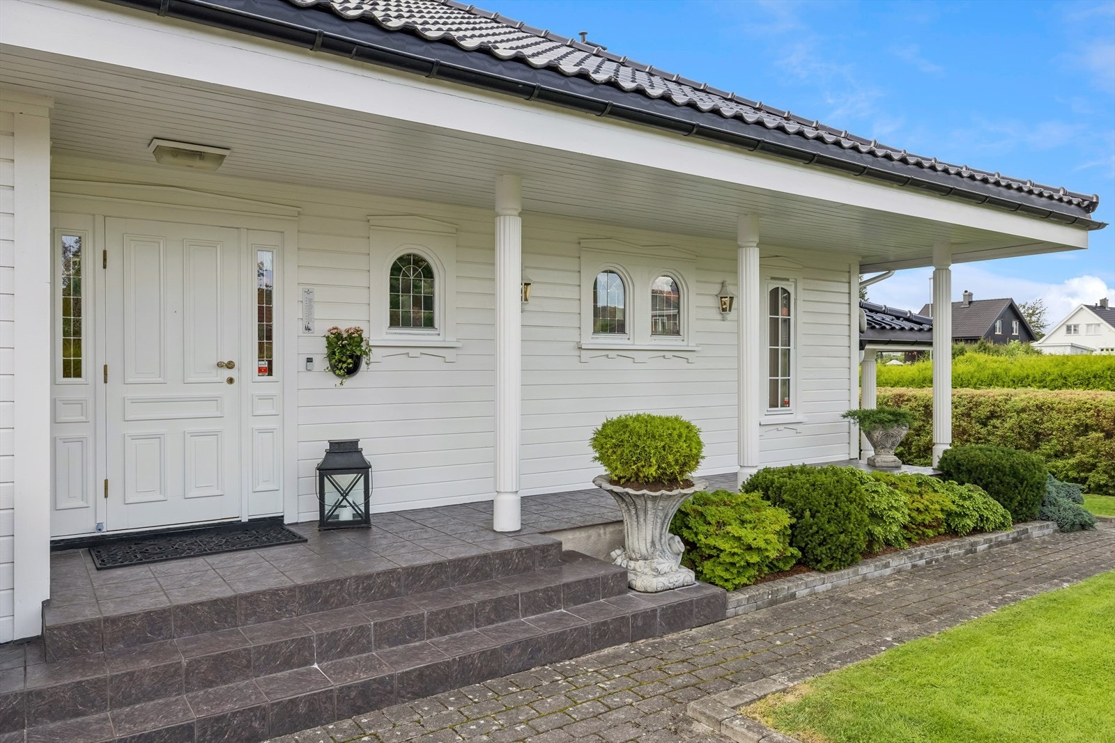 Stort og praktisk overbyggets inngangsparti med dør til entre og egen dør til vaskerom Galleribilde