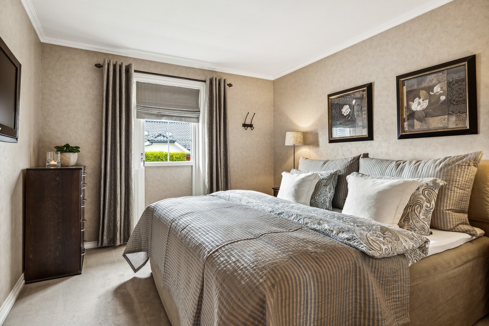 Soverom med vegg til vegg teppe av høy kvalitet og stilren tapet på vegger. Galleribilde