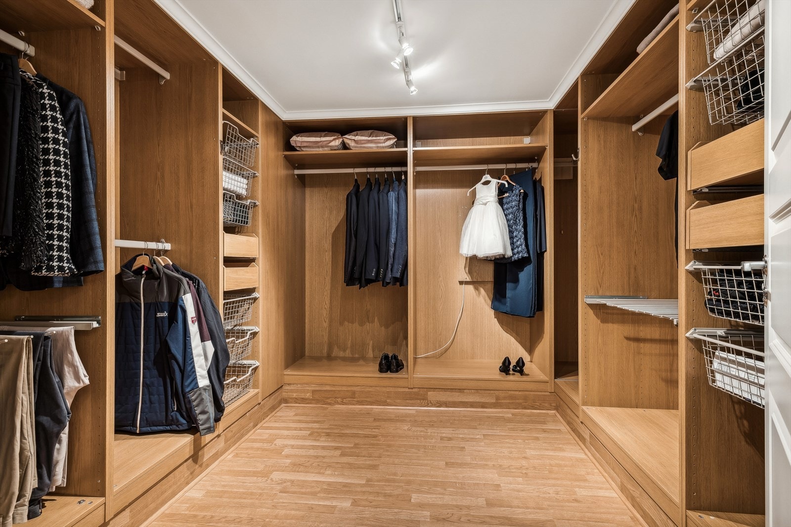 Stort innredet garderoberom i kjelleretasjen. Fantastisk bra med plass! Galleribilde