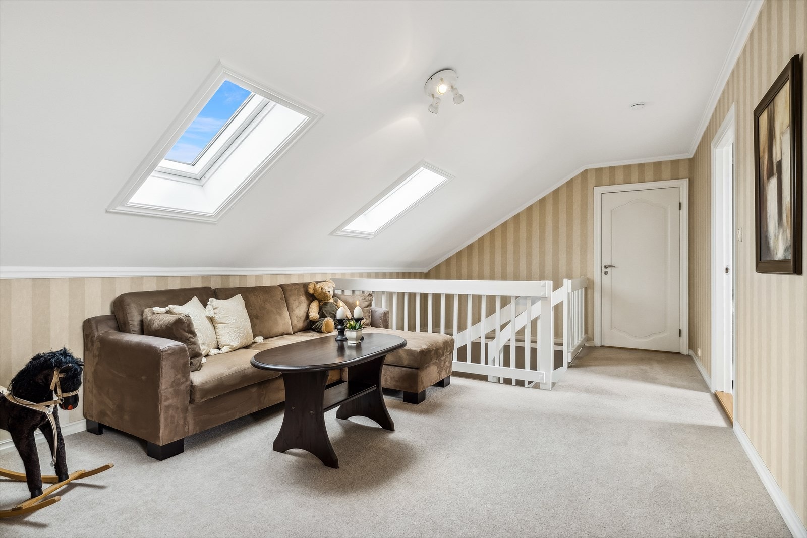 Loftstue med teppe på gulv og tapet på vegger Galleribilde