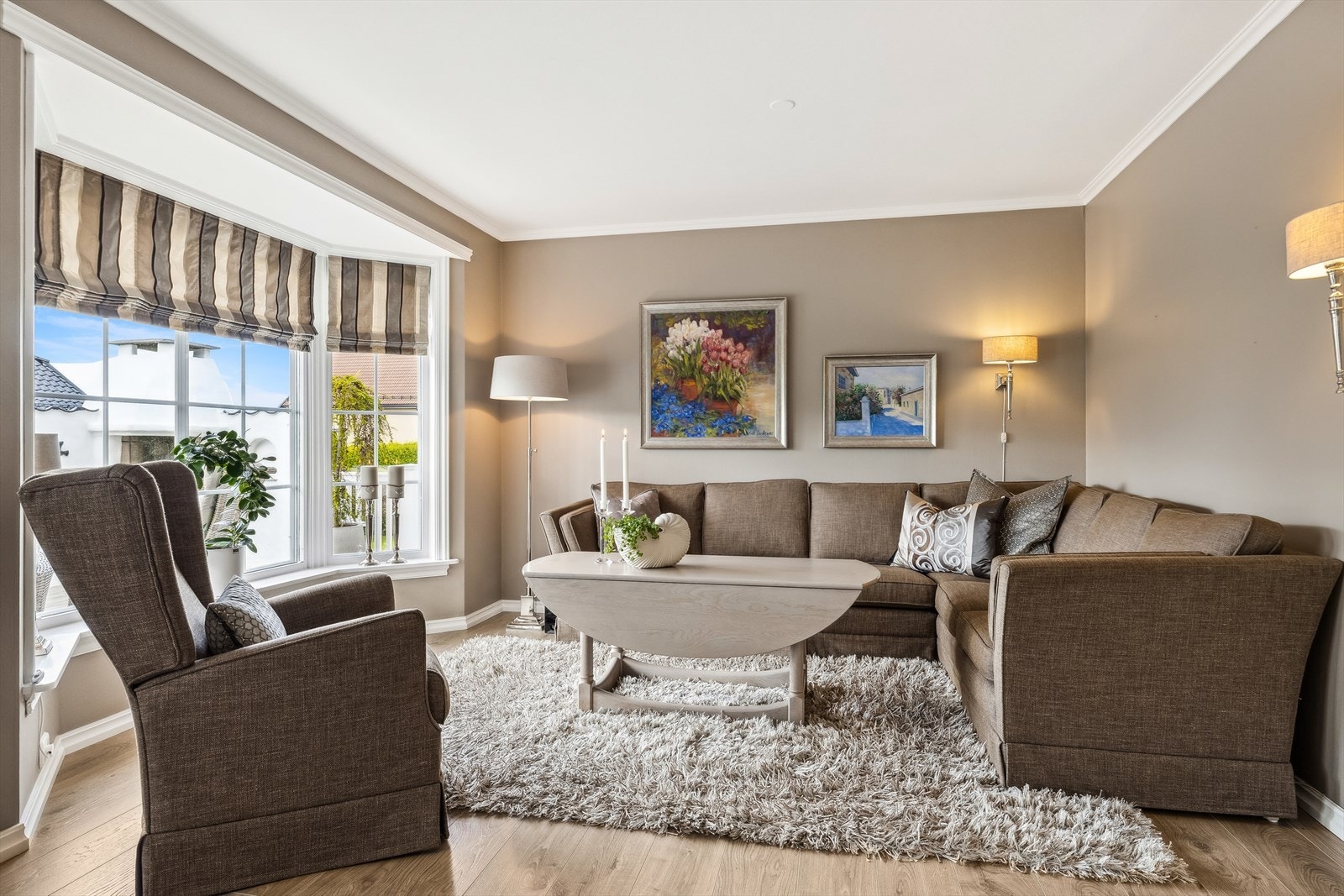 Fra spisestue/stue er det åpning til egen tv-stue som videre har dør til terrassen. Galleribilde