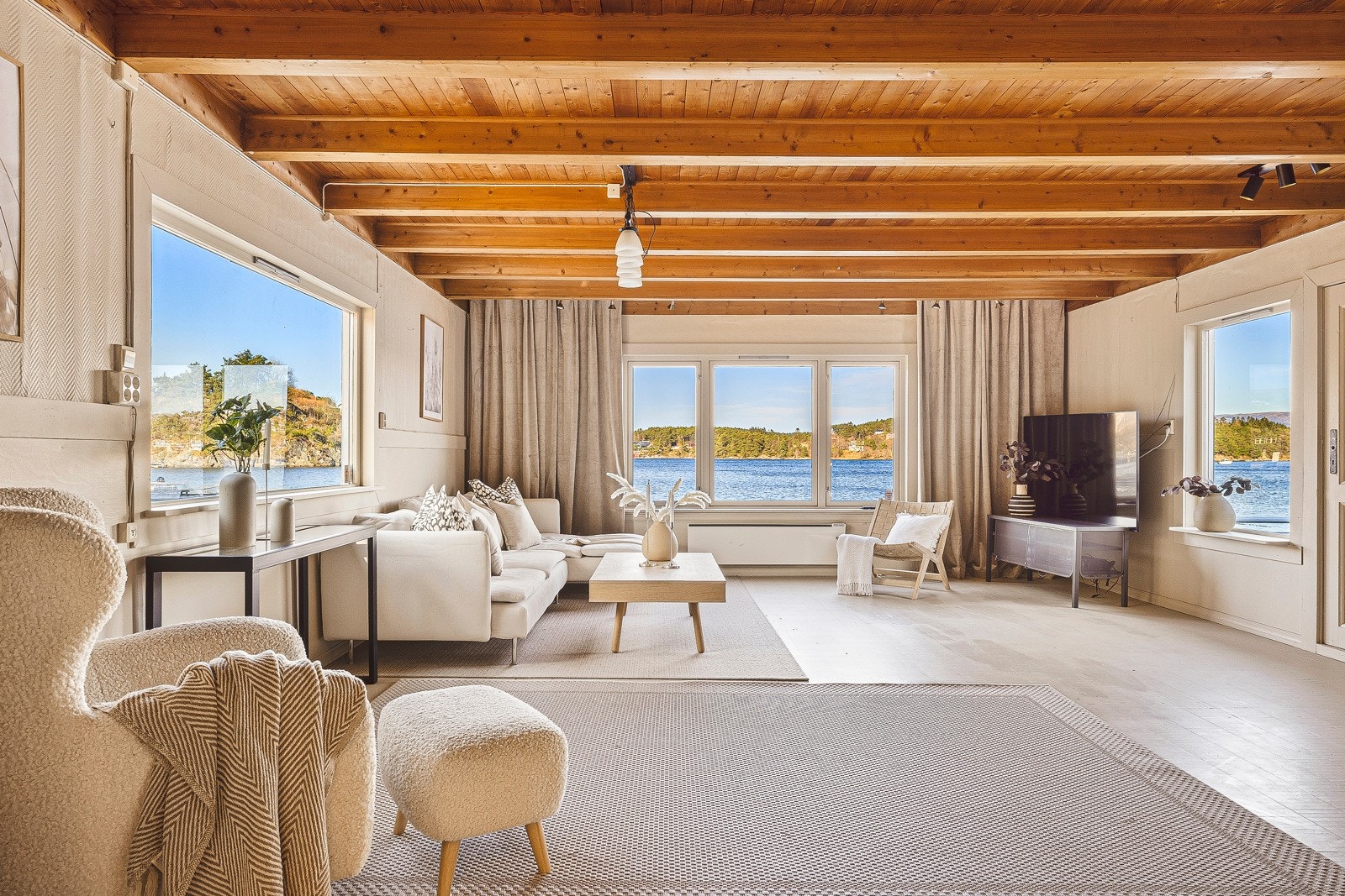 - Stor og innbydende stue med en helt unik utsikt - Galleribilde