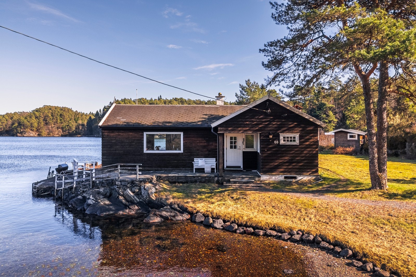 - Egen flott badevik med videre tilkomst til boligens brygge og naust - Galleribilde