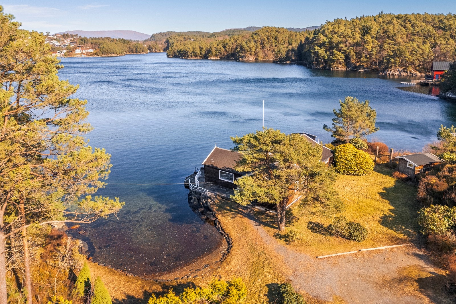 - Oversiktsbilde over badevik og tomt - Galleribilde