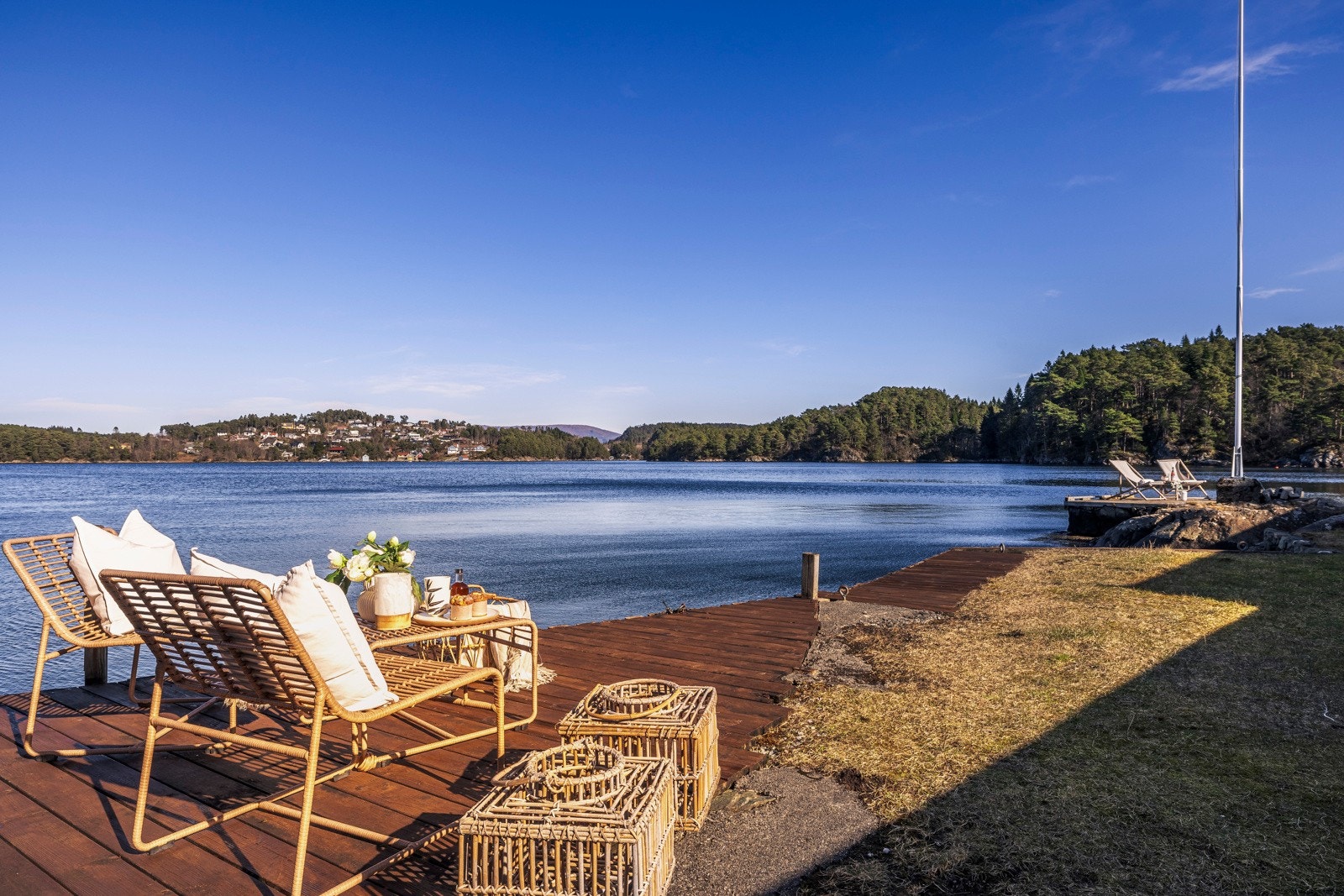 - Når solen varmer som mest kan man nyte et forfriskende bad fra egen brygge - Galleribilde