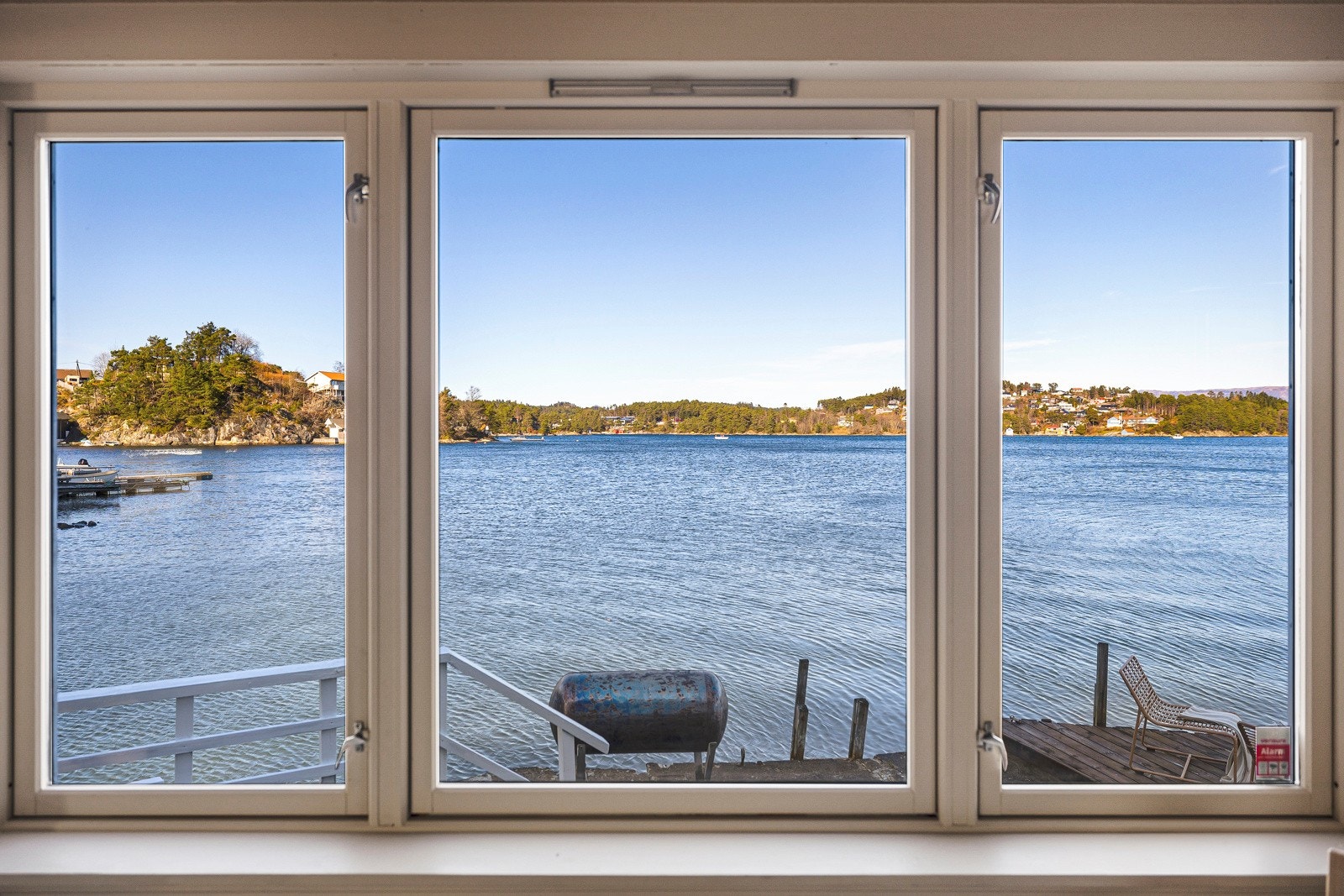 - Flere store vinduer i stuen som gir en følelse av være på sjøen - Galleribilde