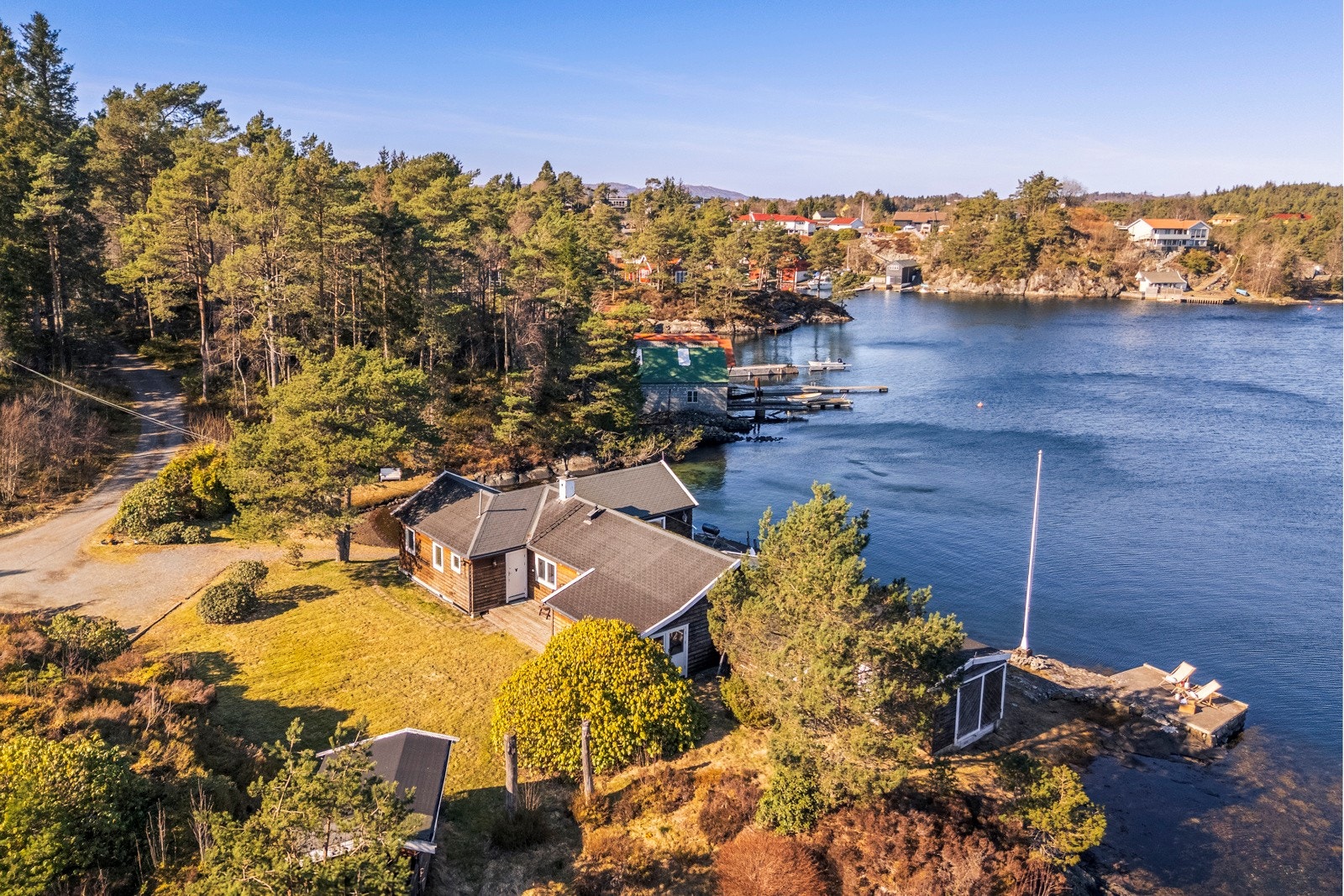 - Stor hage på baksiden av huset perfekt for lek og ballspill - Galleribilde