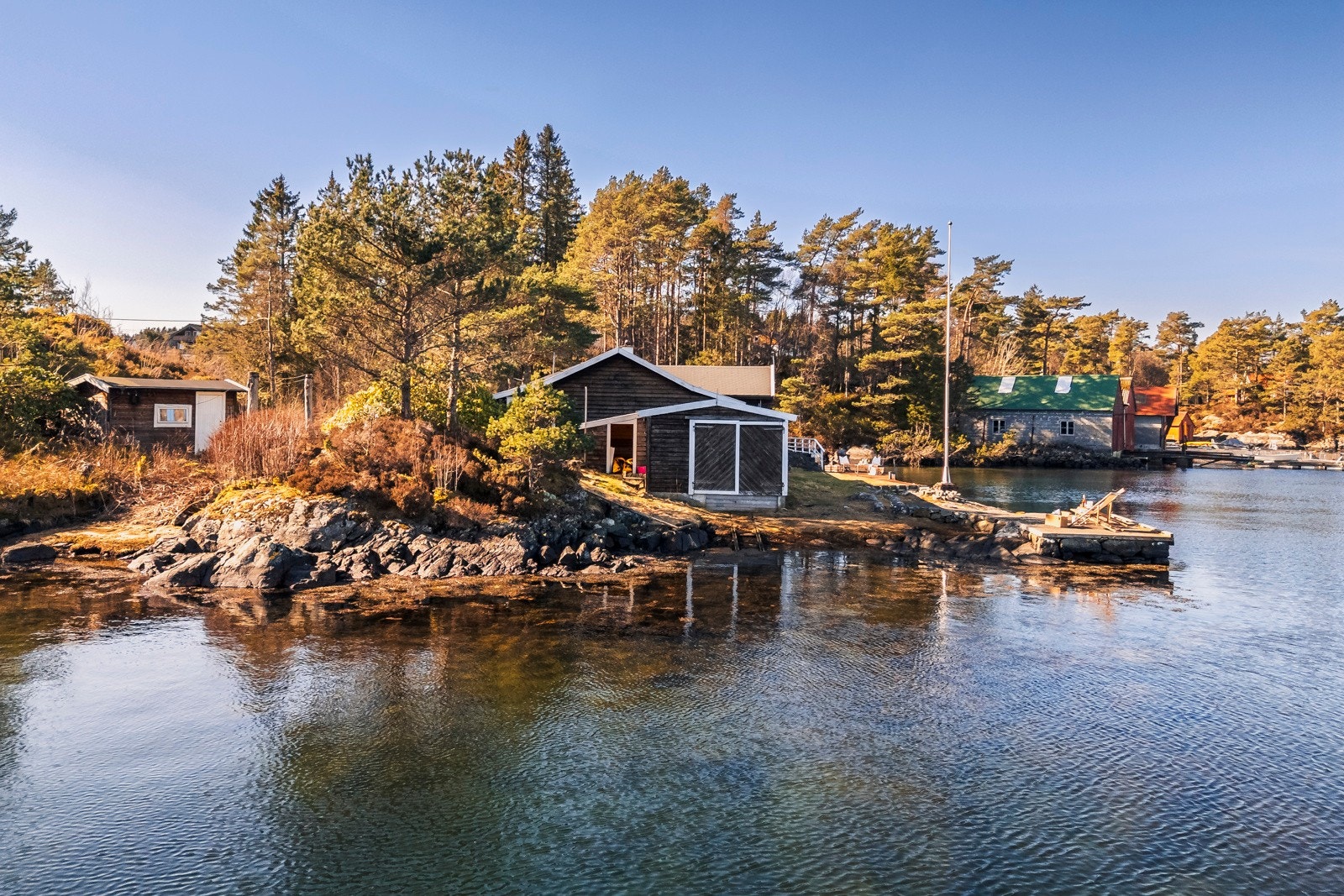 - Naust tilhørende eiendommen - Galleribilde