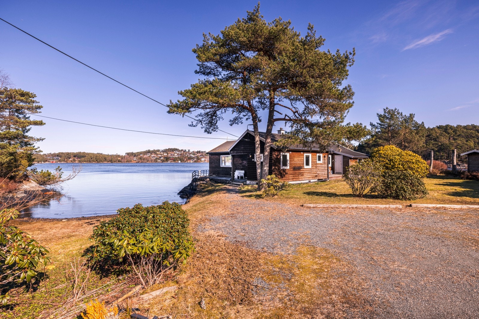 - Det er god plass til flere biloppstillingsplasser på tomten - Galleribilde