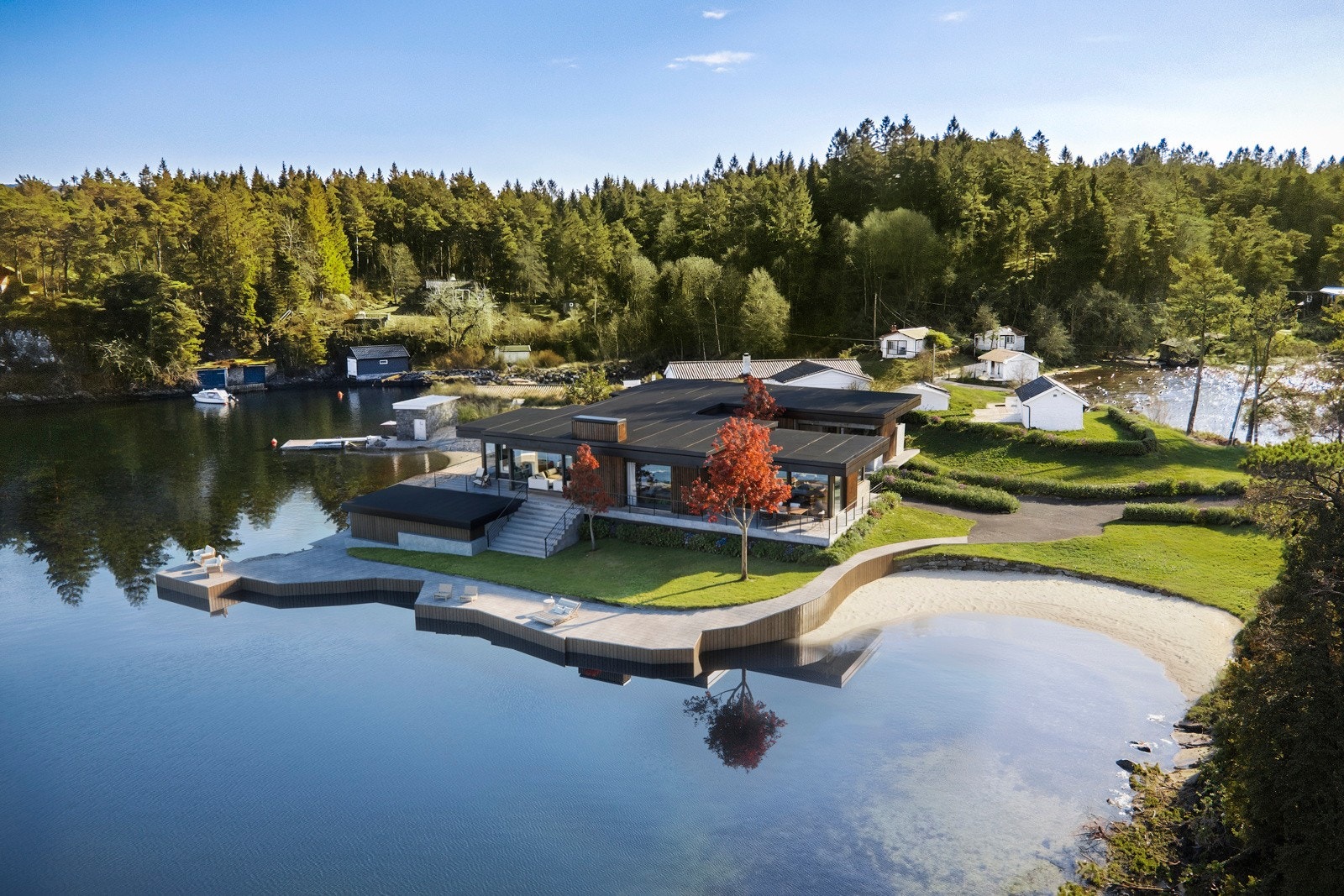 - Det er gjort noe endring på illustrasjoner av uteareal som kan være søknadspliktig og som blir ny eiers ansvar å omsøke om ønskelig - Galleribilde