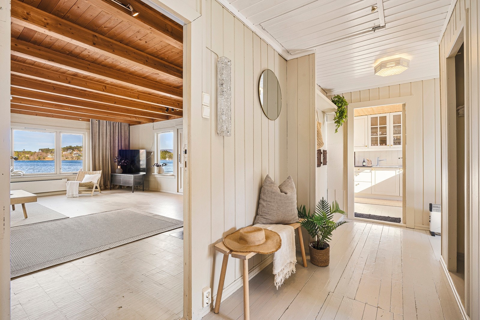 - Tilkomst til gang fra stue som leder videre inn til kjøkken - Galleribilde