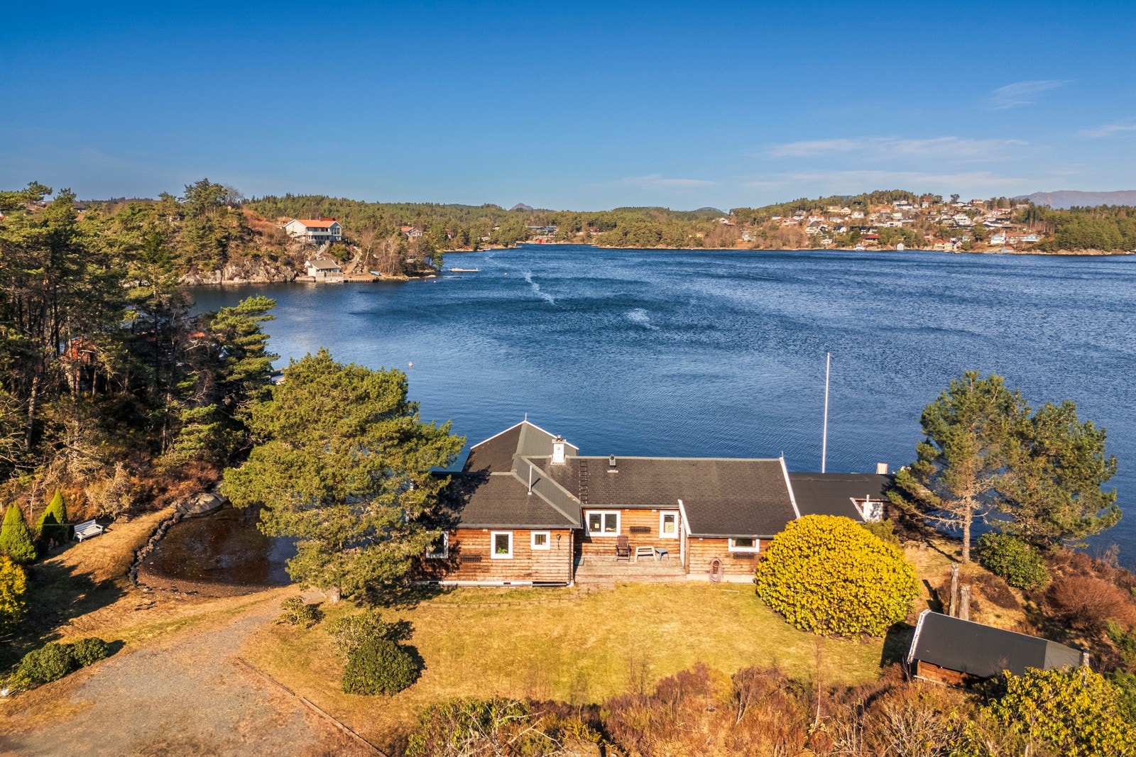 - Det er svært gode solforhold på tomten, sol til ca. kl. 22:30 midtsommers i følge selger - Galleribilde