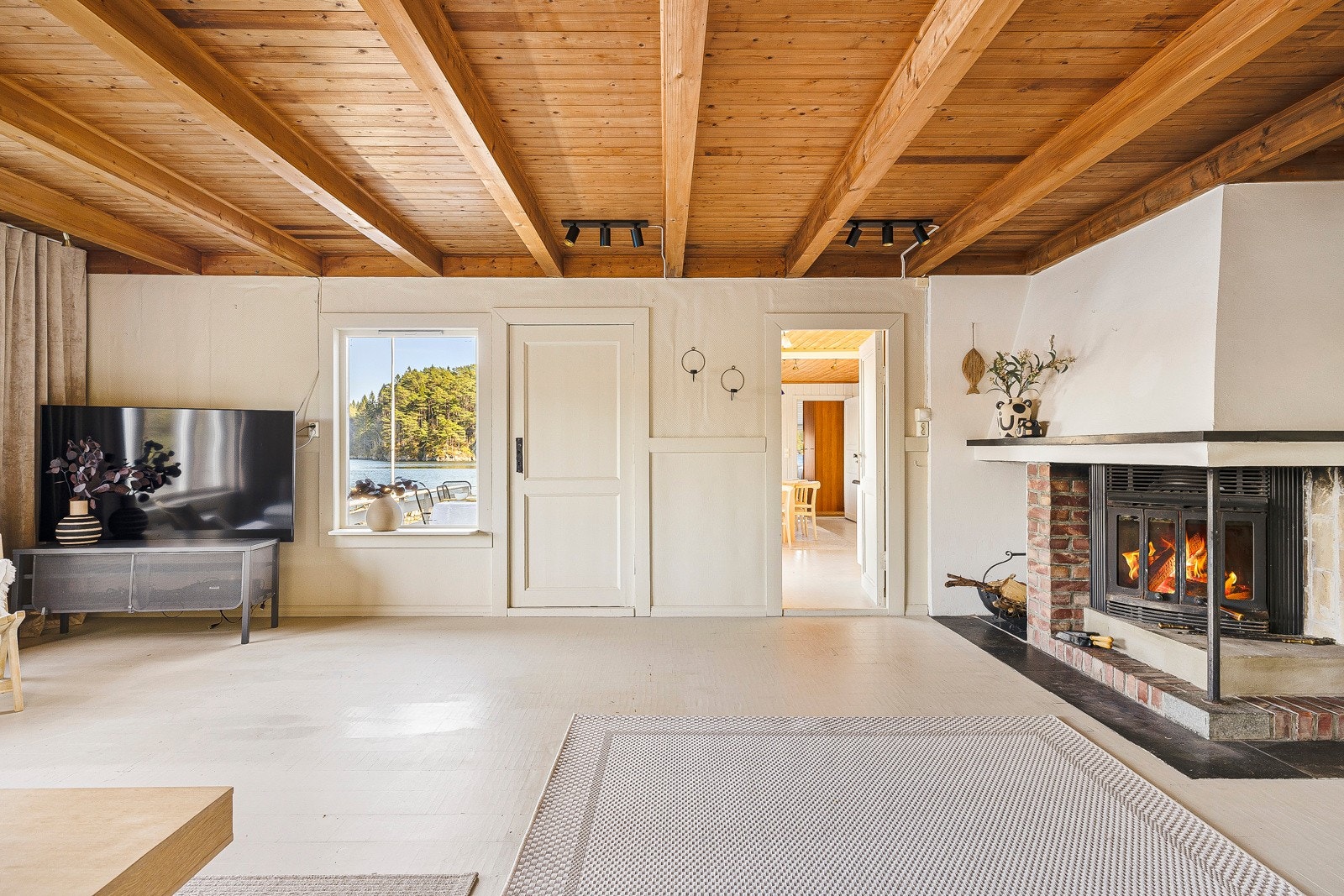 - Vedovn i stue som gir en lun og god varme til rommet - Galleribilde