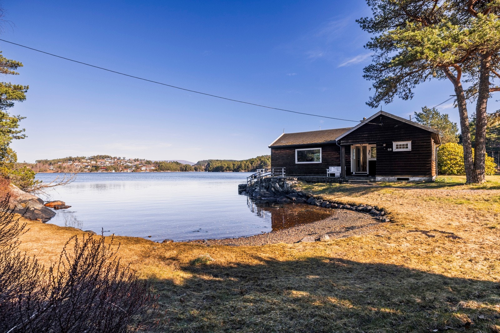 - Stor privat badevik hvor både store og små kan nyte de varme sommerdagene - Galleribilde