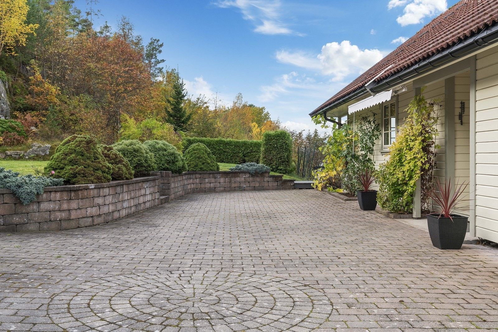 Stor hellelagt gårdstun Galleribilde