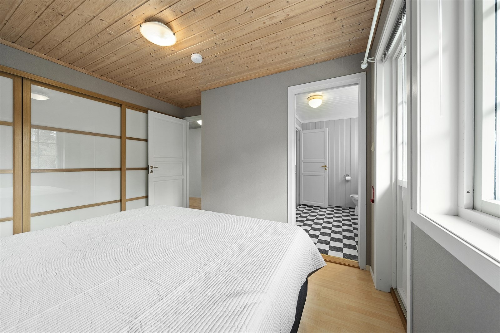 Romslig skyvedørsgarderobe Galleribilde