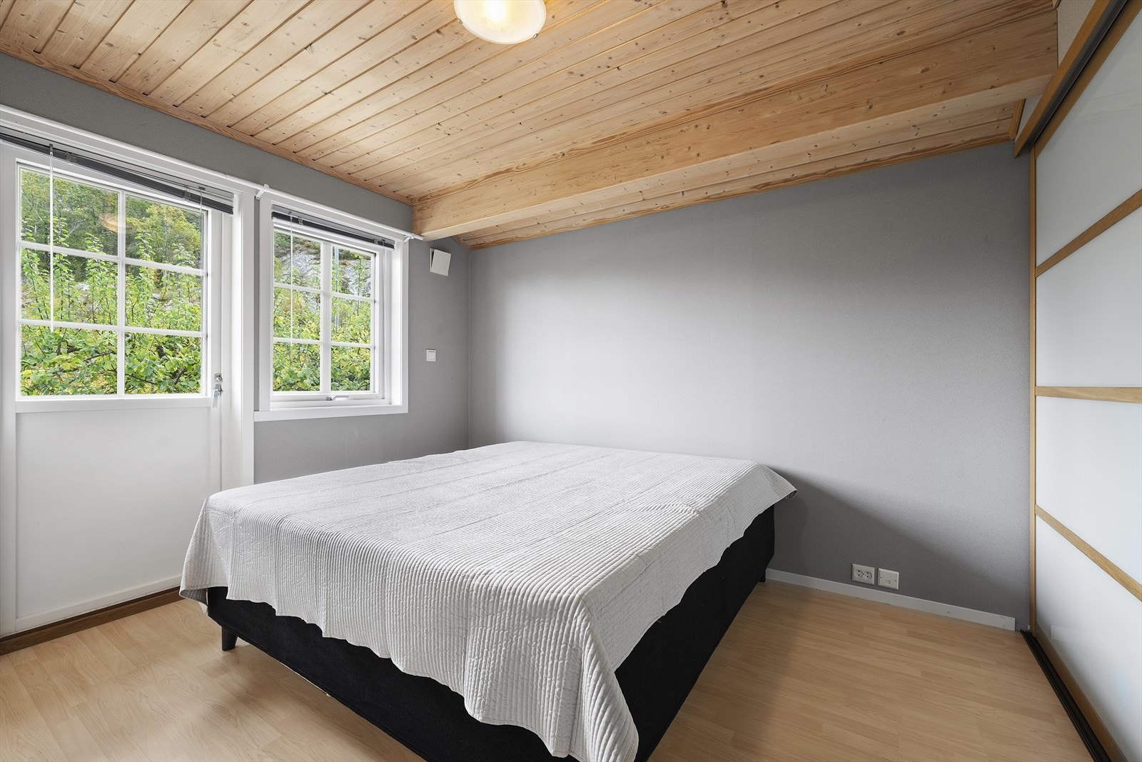 Soverom 1 med utgang til hage Galleribilde