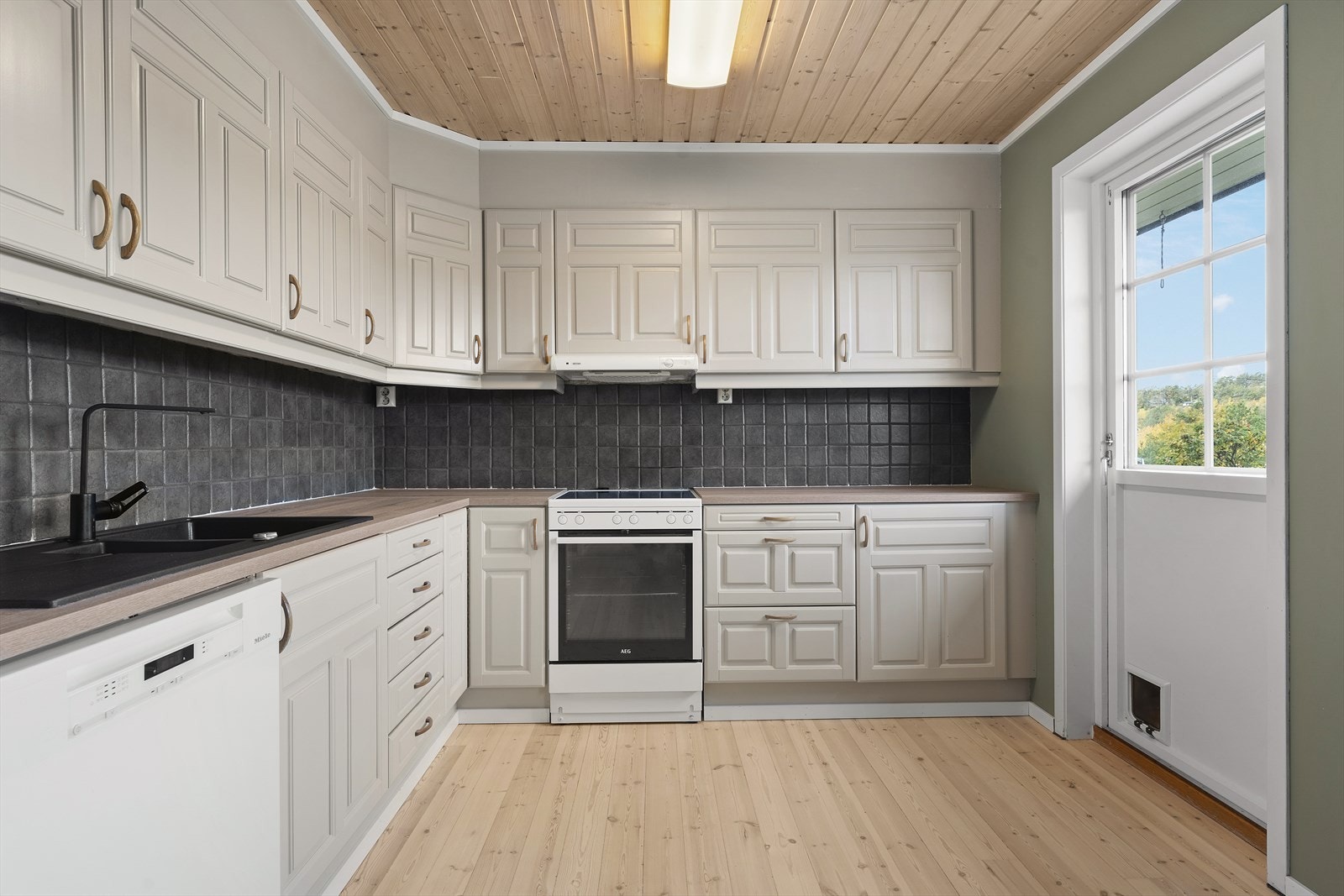 Hvitevarer medfølger - utgang til terrasse Galleribilde