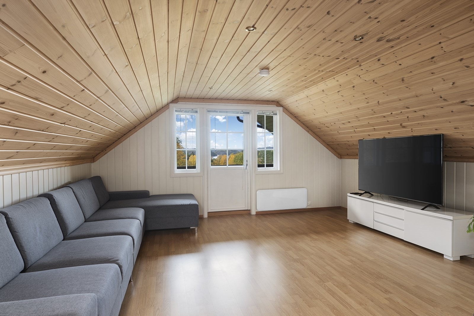 Loftstue brukt som soverom 5 - utgang til balkong Galleribilde