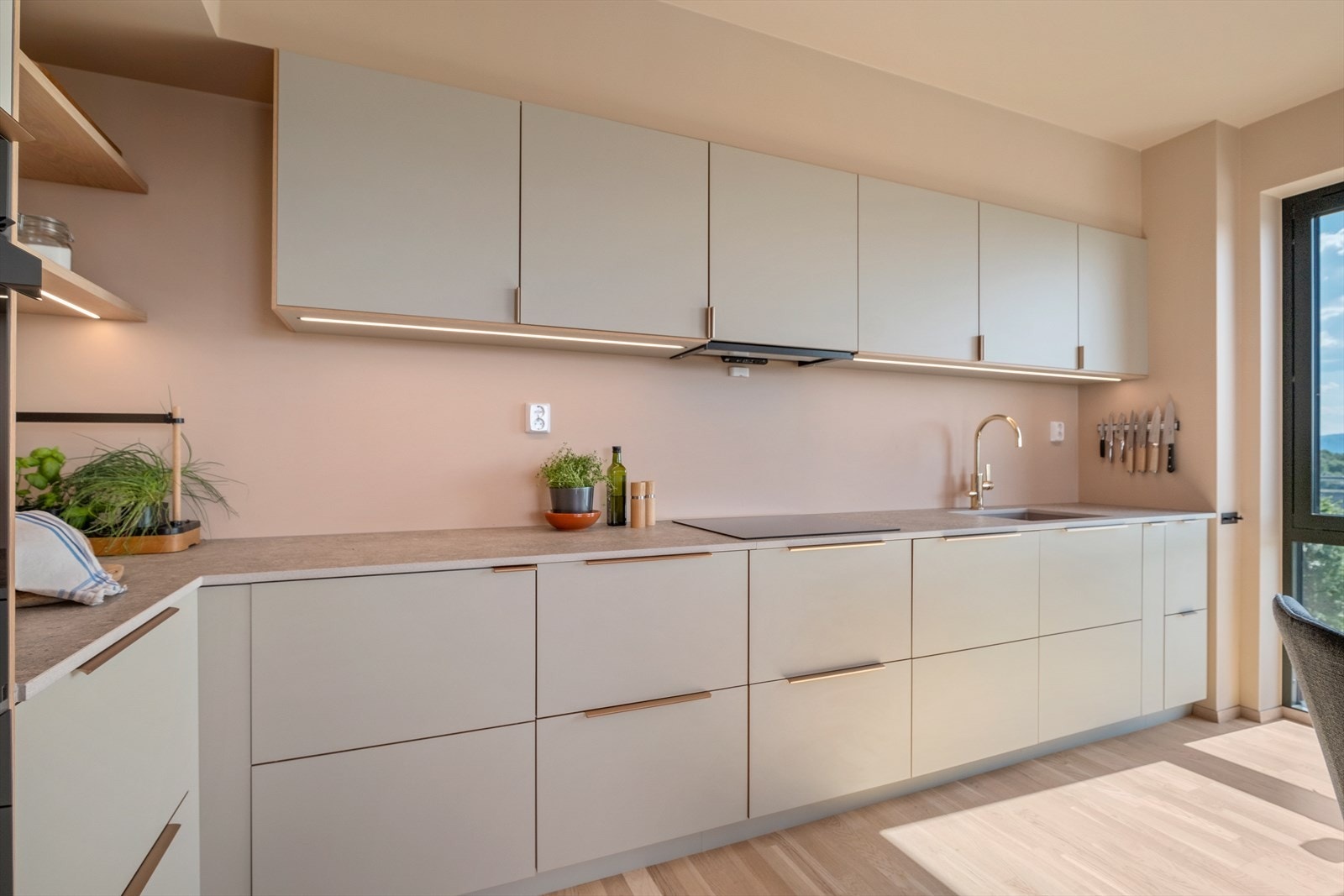 Tilvalgene gjort i byggeåret omfatter utvidet kjøkken av høyere kvalitet, benkeplate i steinkompositt, vinkjøleskap, kvalitetsfronter med eikekanter, messingarmatur og Blanco kjøkkenvask. Galleribilde