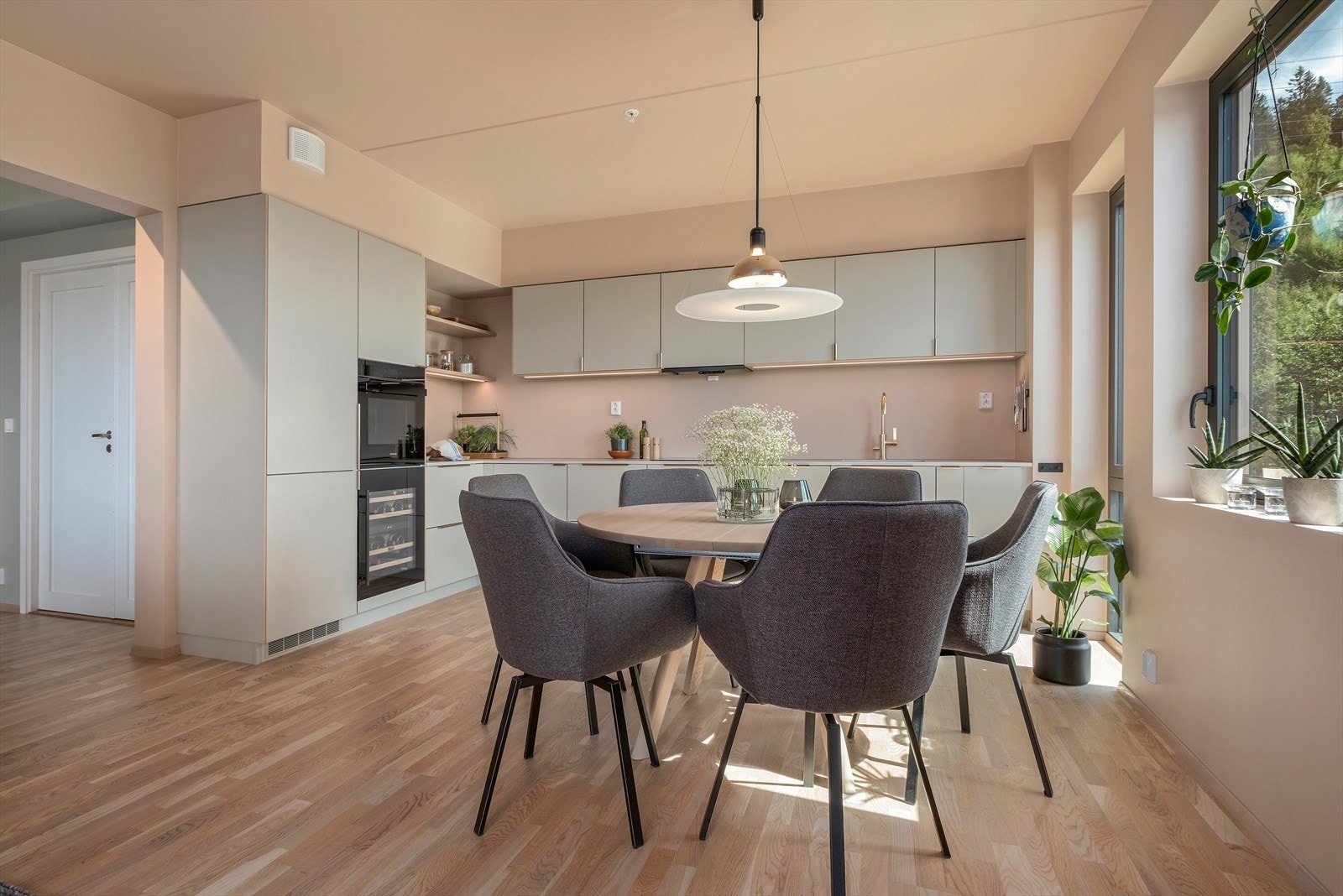 Kjøkkenet er levert av kvalitetsleverandøren Drømmekjøkkenet og er utformet i en L-form med glatte fronter og integrerte hvitevarer. Galleribilde