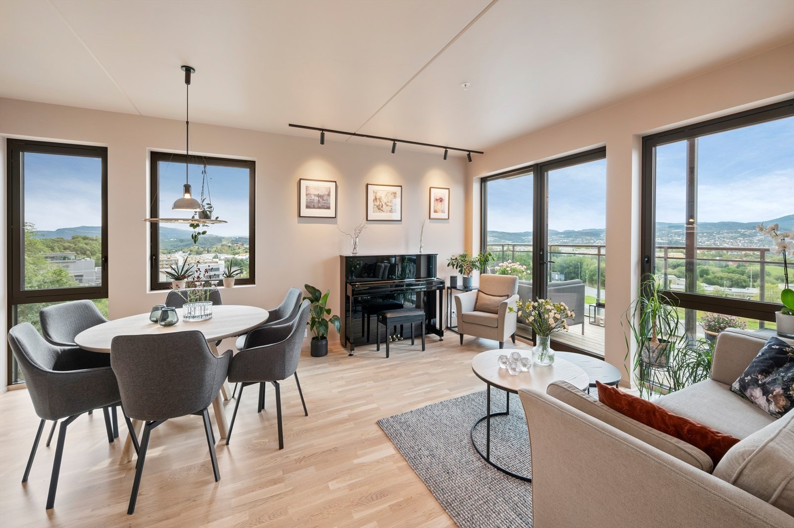 Fra stuen er det direkte utgang til egen sørvestvendt hjørnebalkong på hele 14 m². Her har man gode solforhold fra formiddagen til kveld ifølge selger. Galleribilde