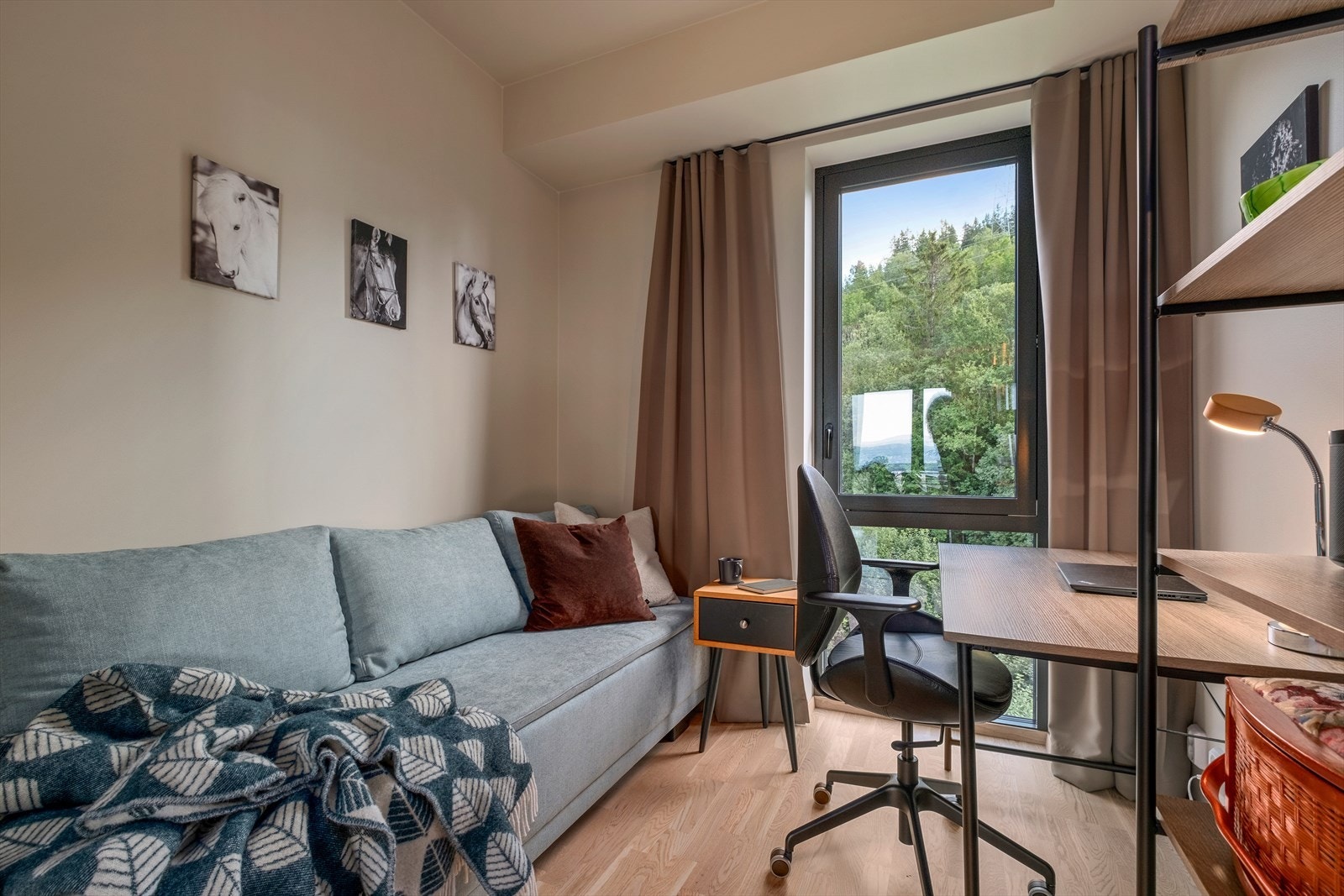 Det andre soverommet benyttes i dag som kontor og gjesterom. Rommet vender ut mot Estenstadmarka på baksiden av blokka og inneholder dobbelt garderobeskap fra Drømmekjøkkenet. Galleribilde