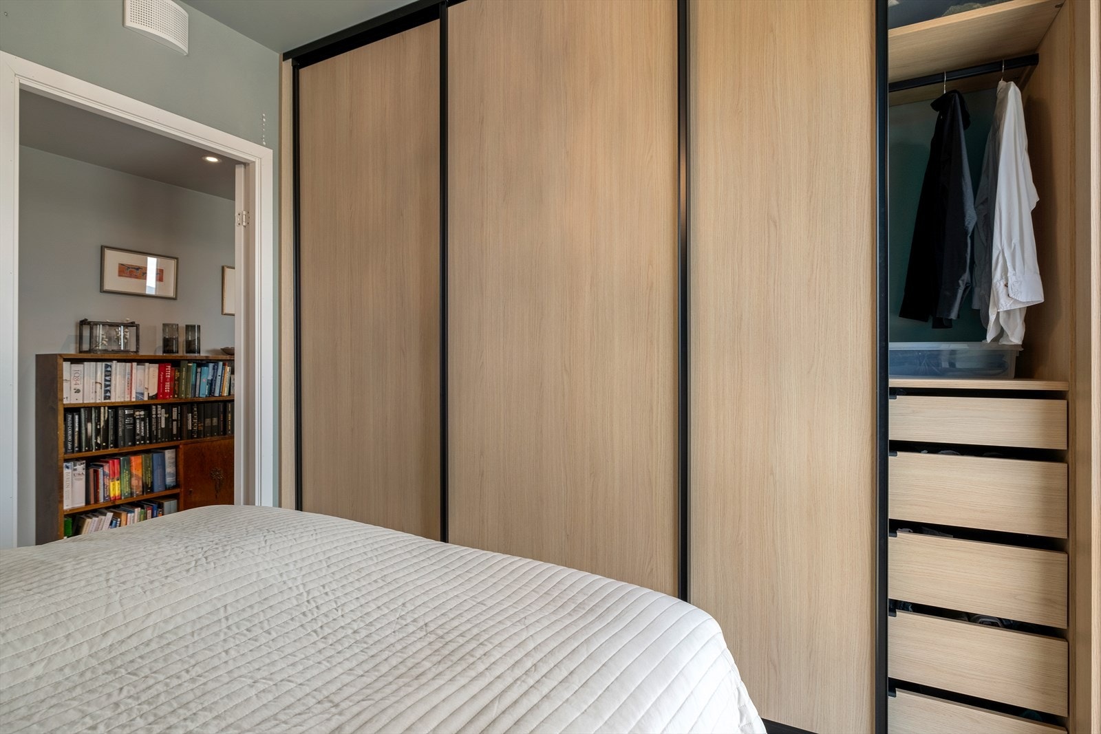 Ekstra tilvalg er også den store skyvedørsgarderoben fra Drømmekjøkkenet, som inneholder to gode skuffeseksjoner. Galleribilde