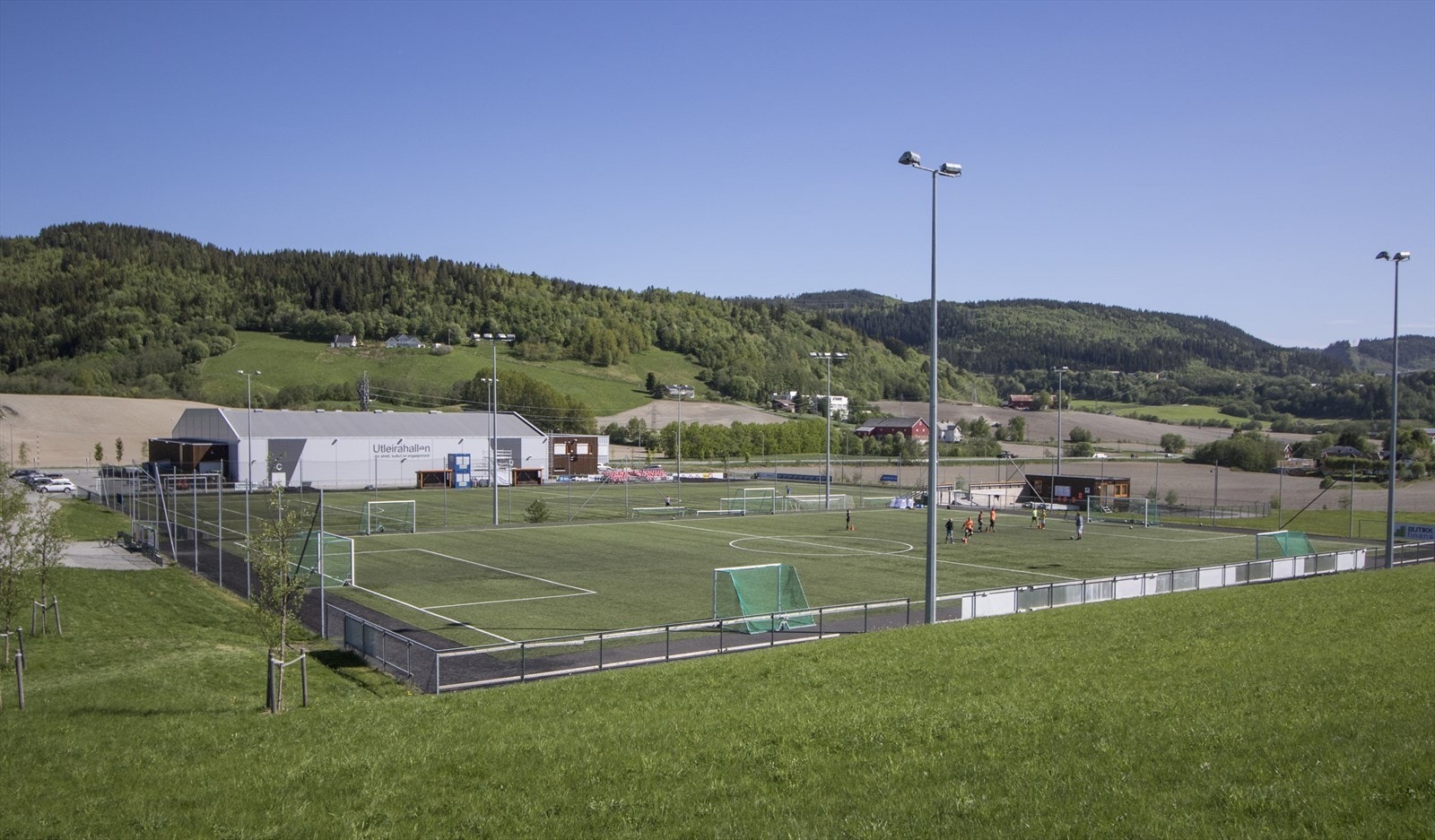 Utleirahallen ligger 13 minutter gange fra leiligheten med fine aktivitetsmuligheter og kunstgressbane. Galleribilde